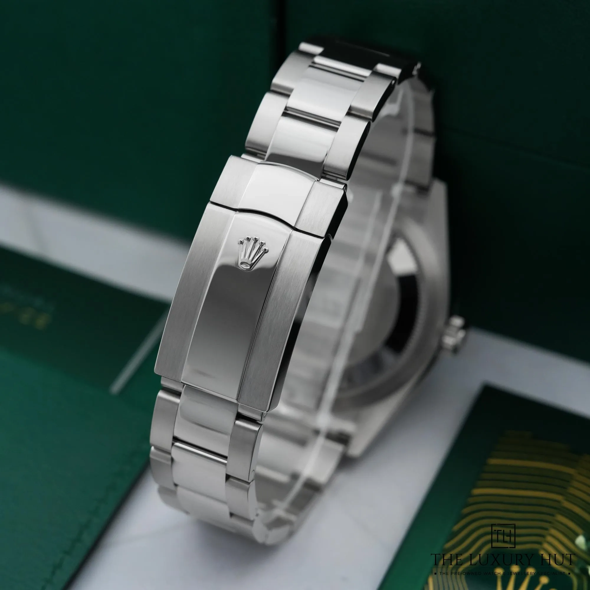 2026/04/cba48ec0-054d-4743-baf6-5fbfd5154ae9Rolex_Sky-Dweller_Steel_White_Gold_42mm_Mint_Green_52915-e.jpg.webp