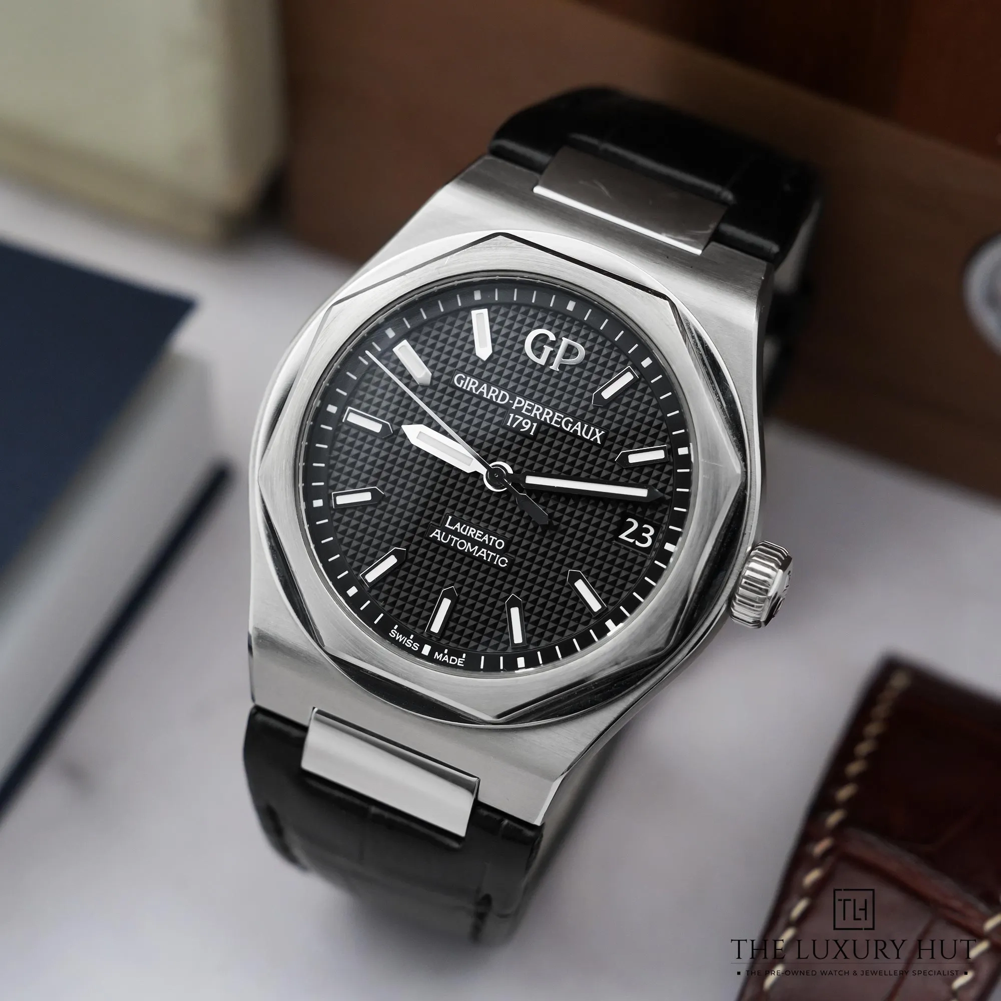 2026/04/d3c7e4b9-19f4-4e19-b6fd-bd9788e21c7cGirard_Perregaux_Laureato_Steel_Black_Dial_New_52830-bb.jpg.webp