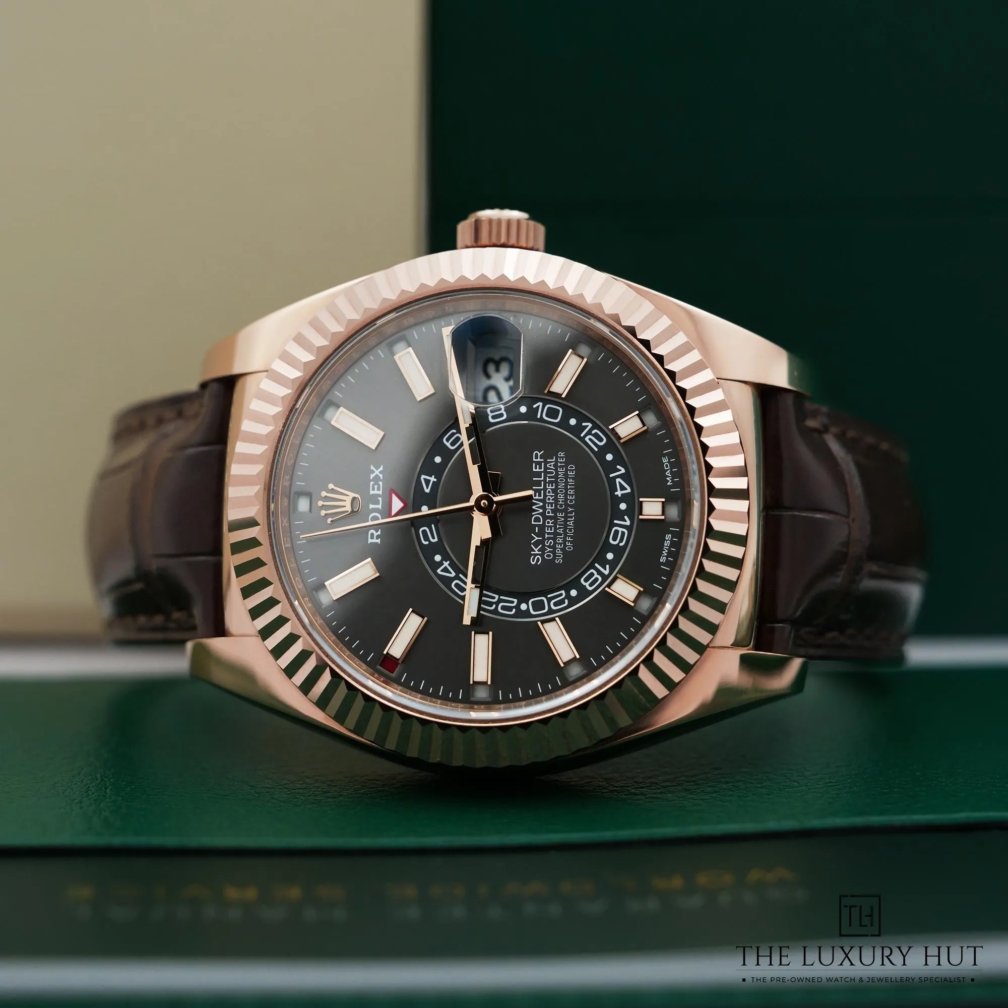 2026/04/dc0c5bee-d613-489f-a42a-39b3d56ee9c4Rolex_Sky-Dweller_Everose_Gold_Dark_Rhodium_Update_52899-c.jpg.webp