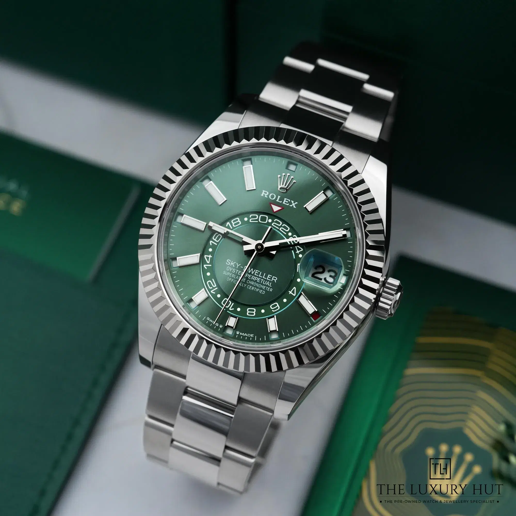 2026/04/f94f1887-ecd2-47a6-8ef8-2639b687bd4bRolex_Sky-Dweller_Steel_White_Gold_42mm_Mint_Green_52915-b.jpg.webp