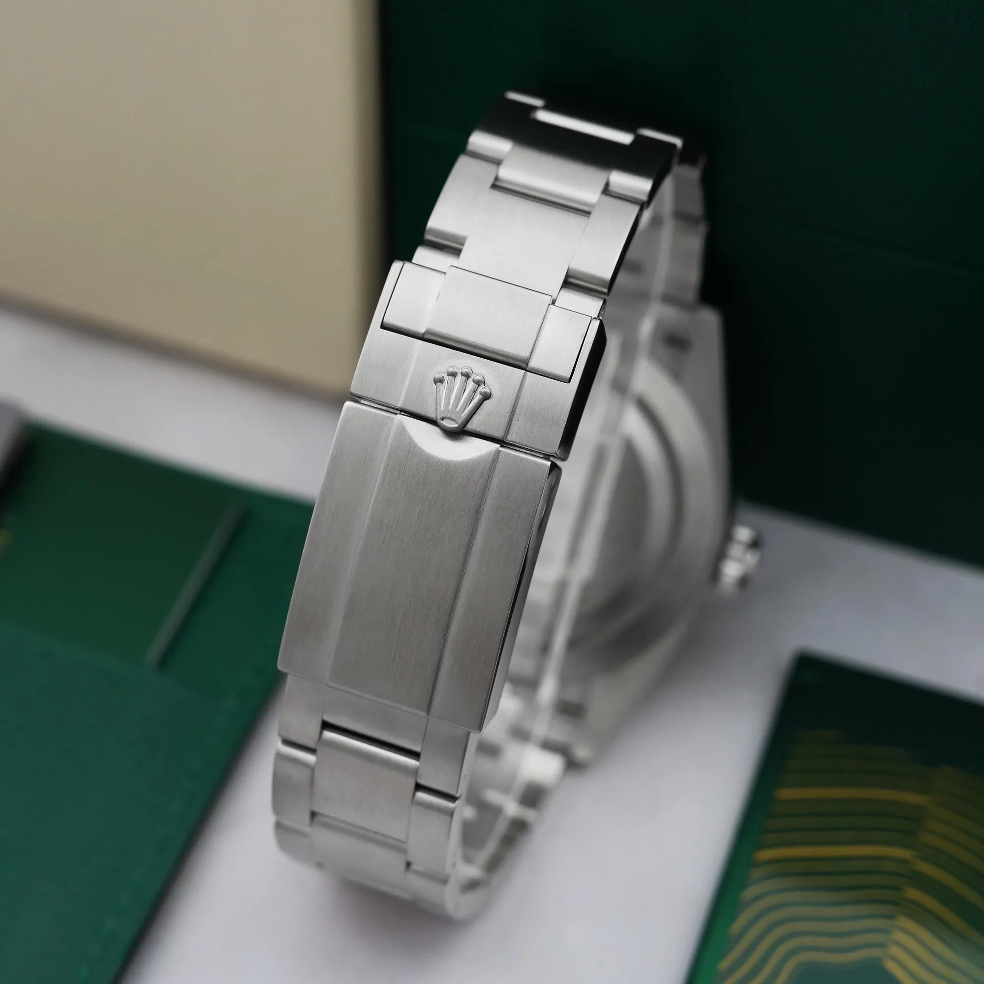 2026/05/4cc55dbf-0cf0-4424-942e-8cb33672f2feRolex_Explorer_40mm_Steel_Black_Dial_52869-e.jpg.webp
