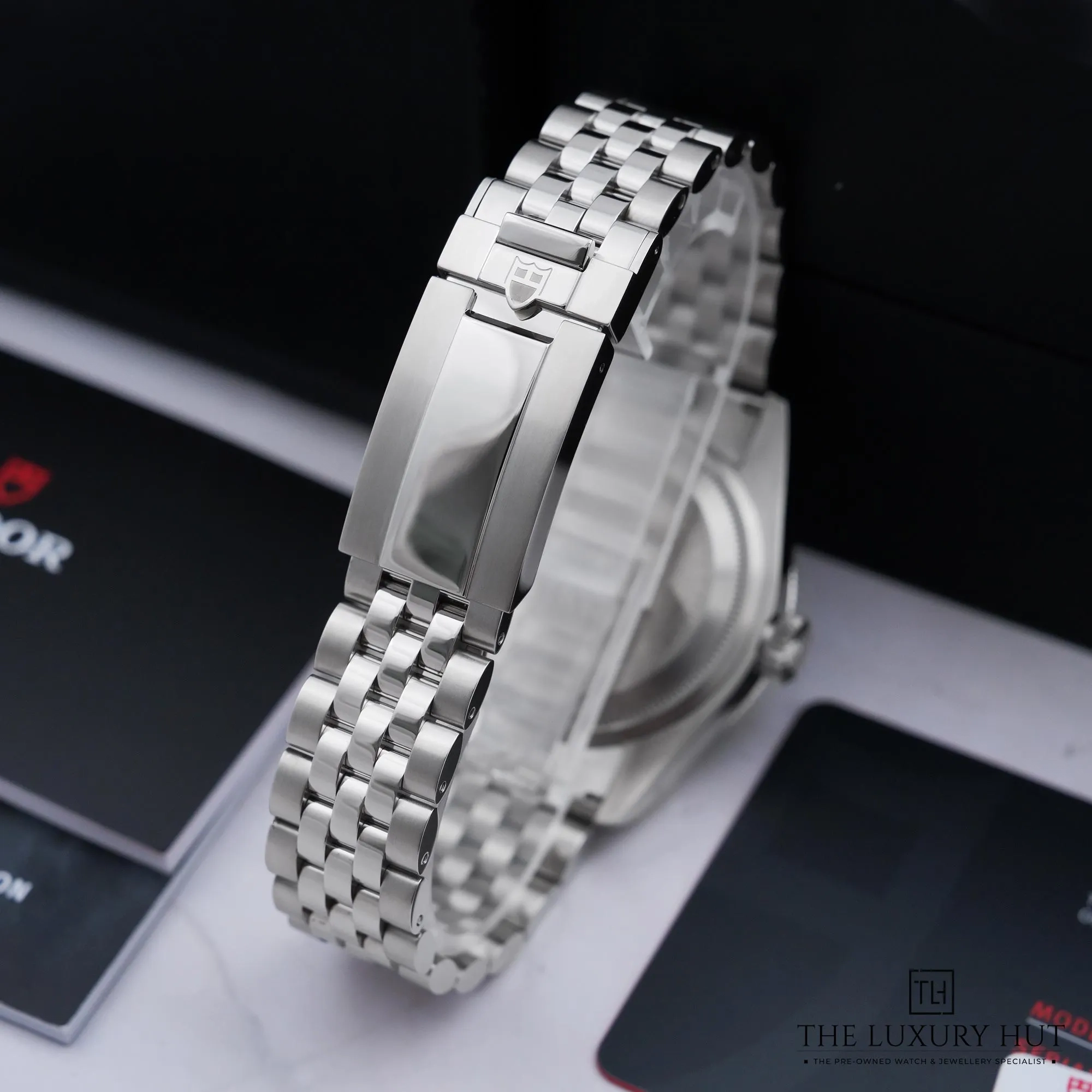 2026/05/5402924f-5412-4a5d-b9a2-1a20b455e1afTudor_Black_Bay_Stainless_Steel_41mm_Black_52906-e.jpg.webp