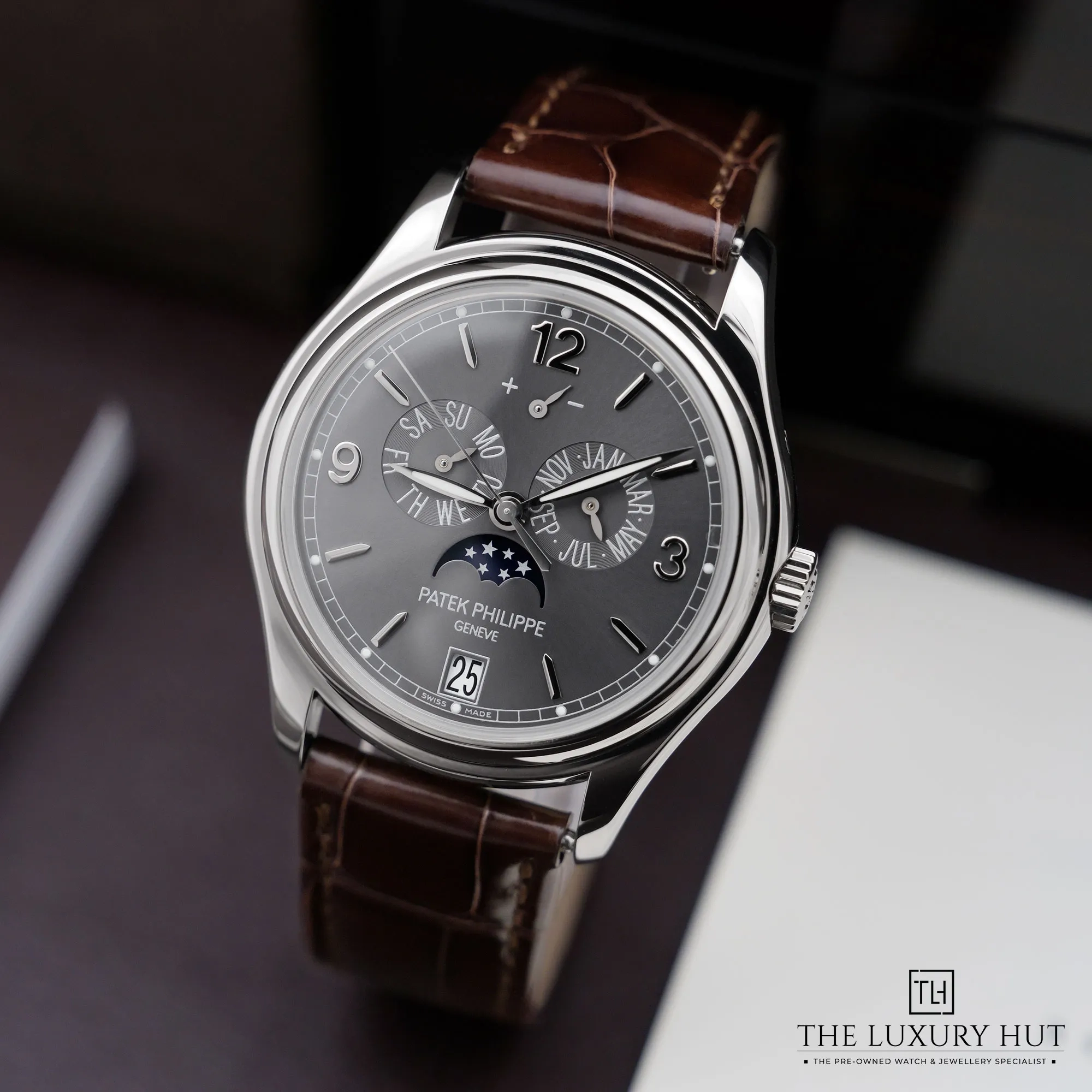 2026/05/549f09de-4ff8-4b1c-b6dd-d13757e4d6d1Patek_Philippe_Complications_Annual_Calendar_52900-b.jpg.webp