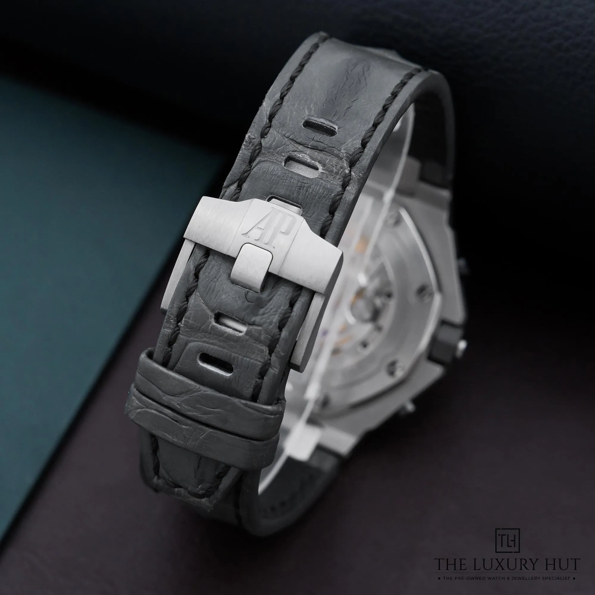 2026/05/5817bfb0-da8c-4dc2-94cc-97eed16cead6Audemars_Piguet_Royal_Oak_Elephant_Steel_Grey_Dial_52933-e.jpg.webp