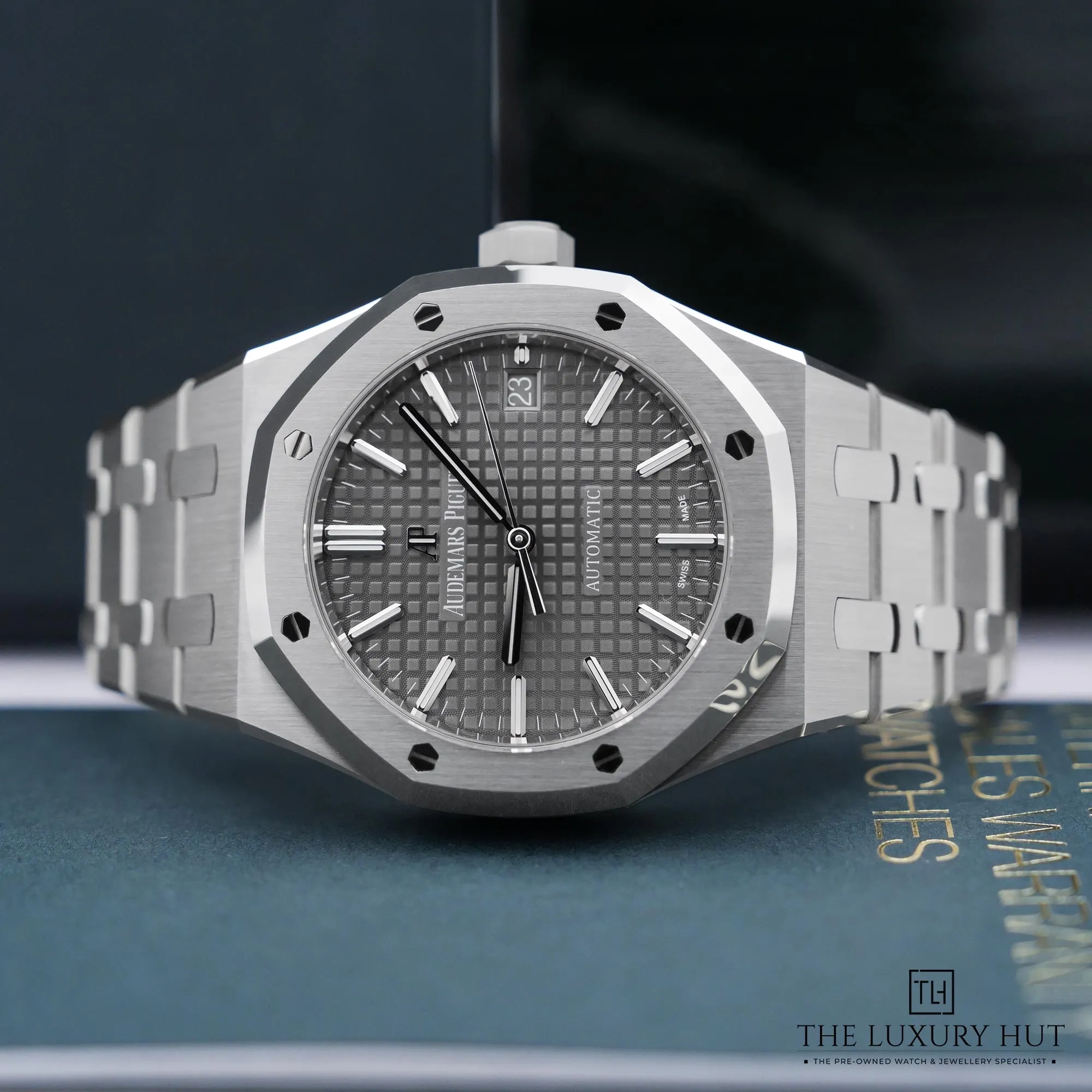 2026/05/6416c0a6-f7f2-4661-8b4c-063dd87dd8dcAudemars_Piguet_Royal_Oak_Steel_37_Grande_Dial_52961-c.jpg.webp