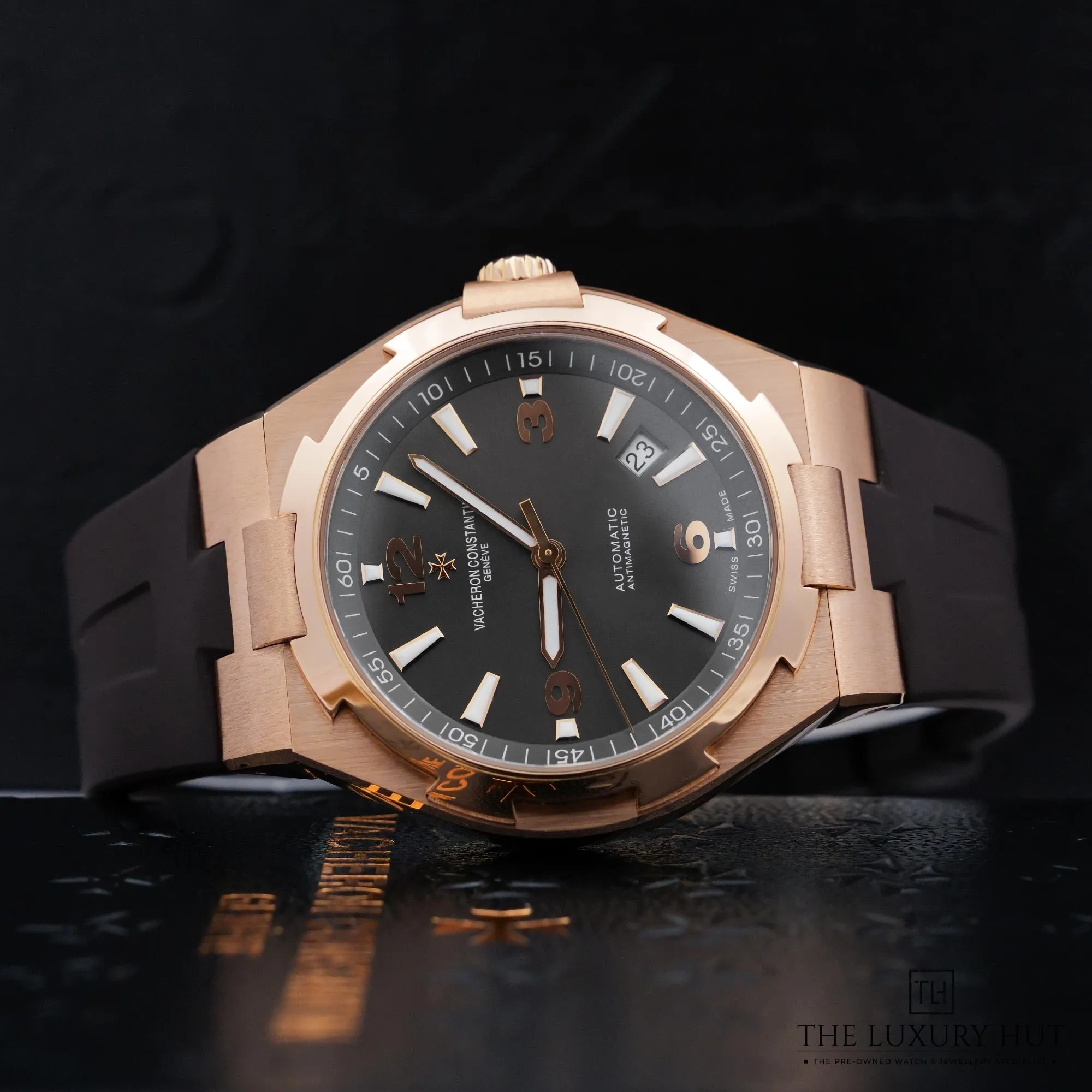2026/05/7122b12a-e8ed-4bfe-8645-016f0298e281Vacheron_Constantin_Overseas_Date_Rose_Gold_Grey_52786-c.jpg.webp