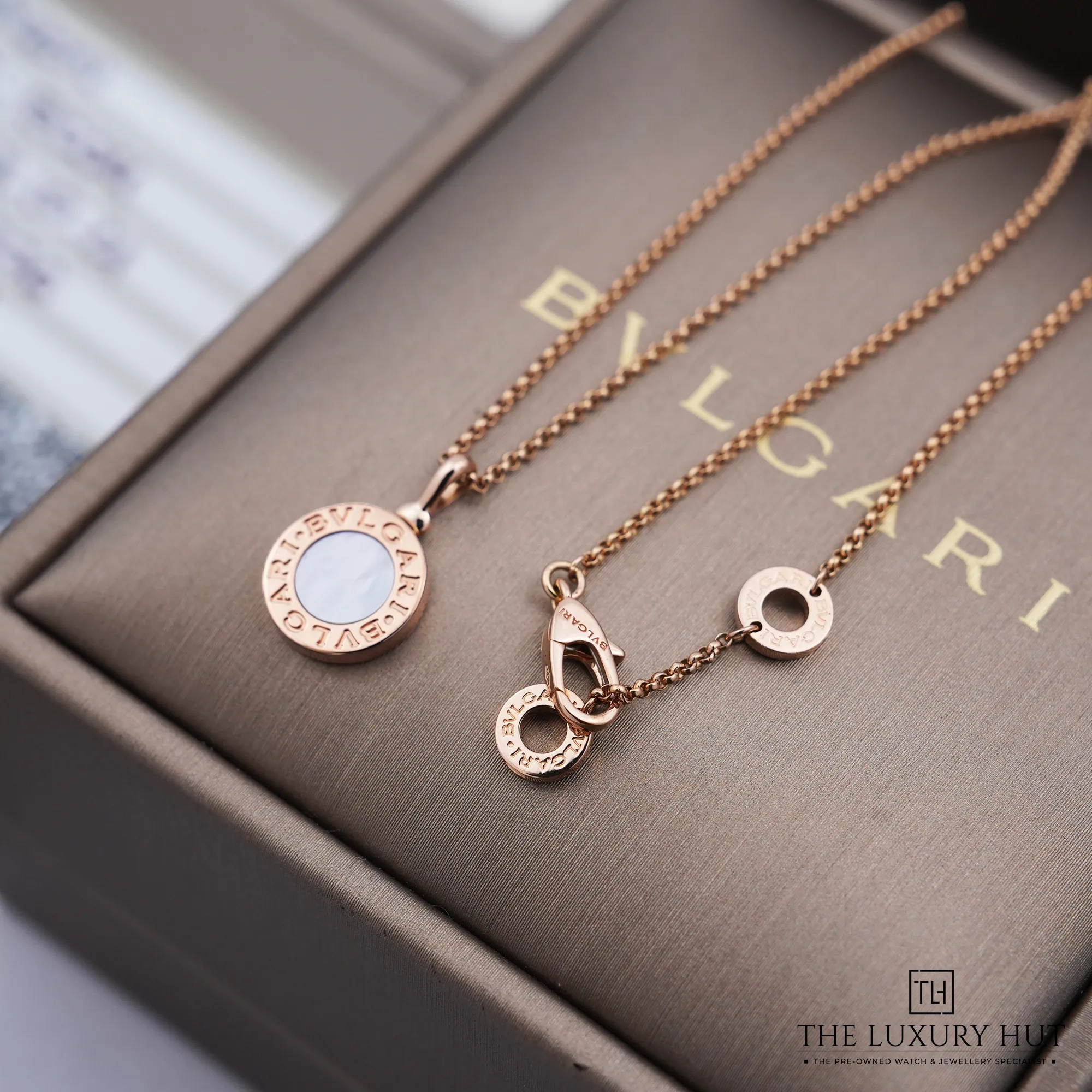 2026/05/7178ef0f-5ecd-4e7e-9c4d-0d4e522cb194Bvlgari_Rose_Gold_Mother-Of-Pearl_Pendant_Necklace_52904-e.jpg.webp