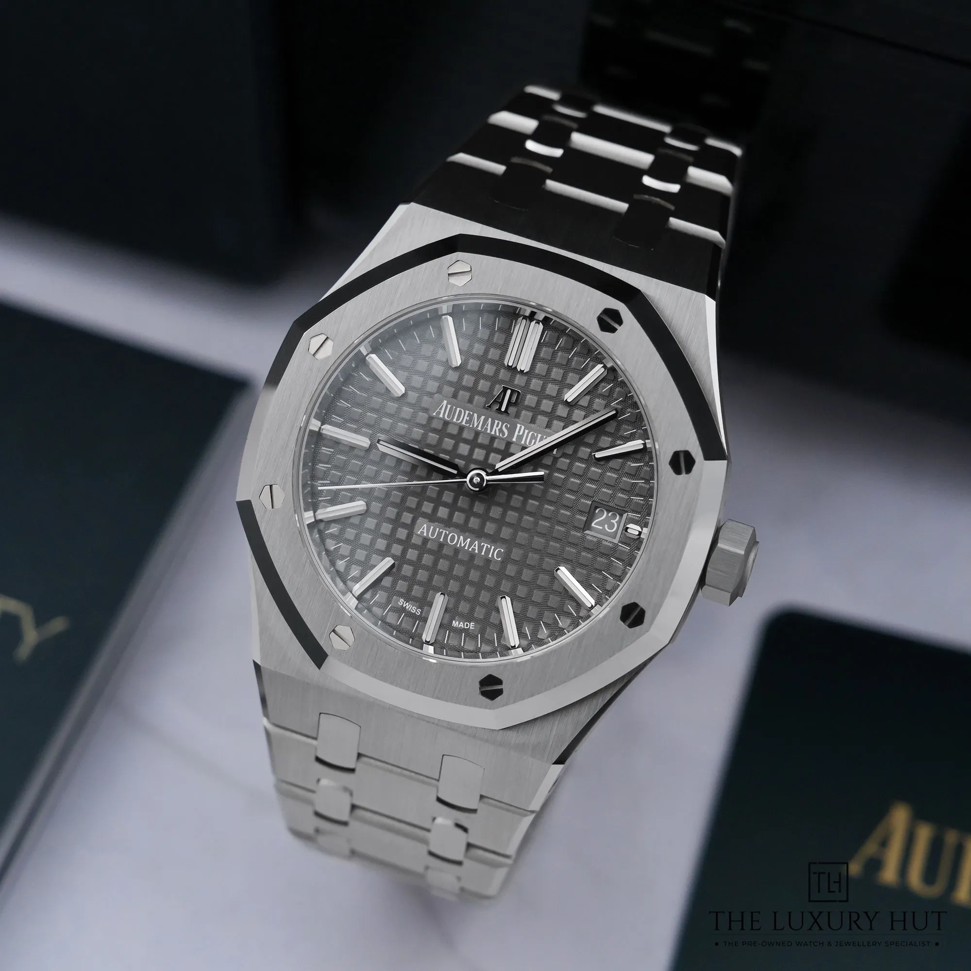 2026/05/d3bb5a70-1cfc-4f47-aed7-4189531f0e3fAudemars_Piguet_Royal_Oak_Steel_37_Grande_Dial_52961-b.jpg.webp
