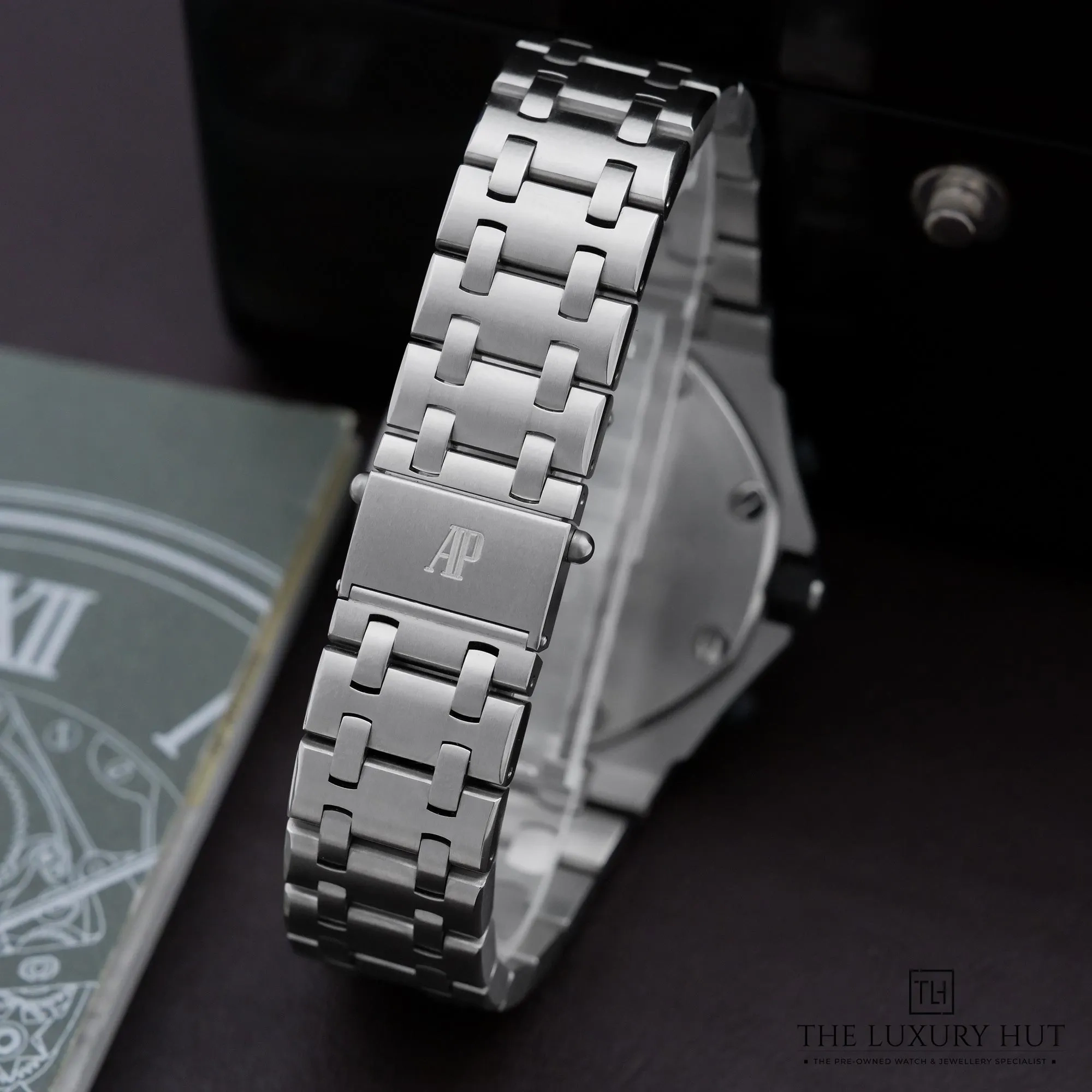 2026/05/ef0fe62e-c899-4162-b778-1726dc715c28Audemars_Piguet_Royal_Oak_Offshore_Steel_Silver_Arabic_52981-e.jpg.webp