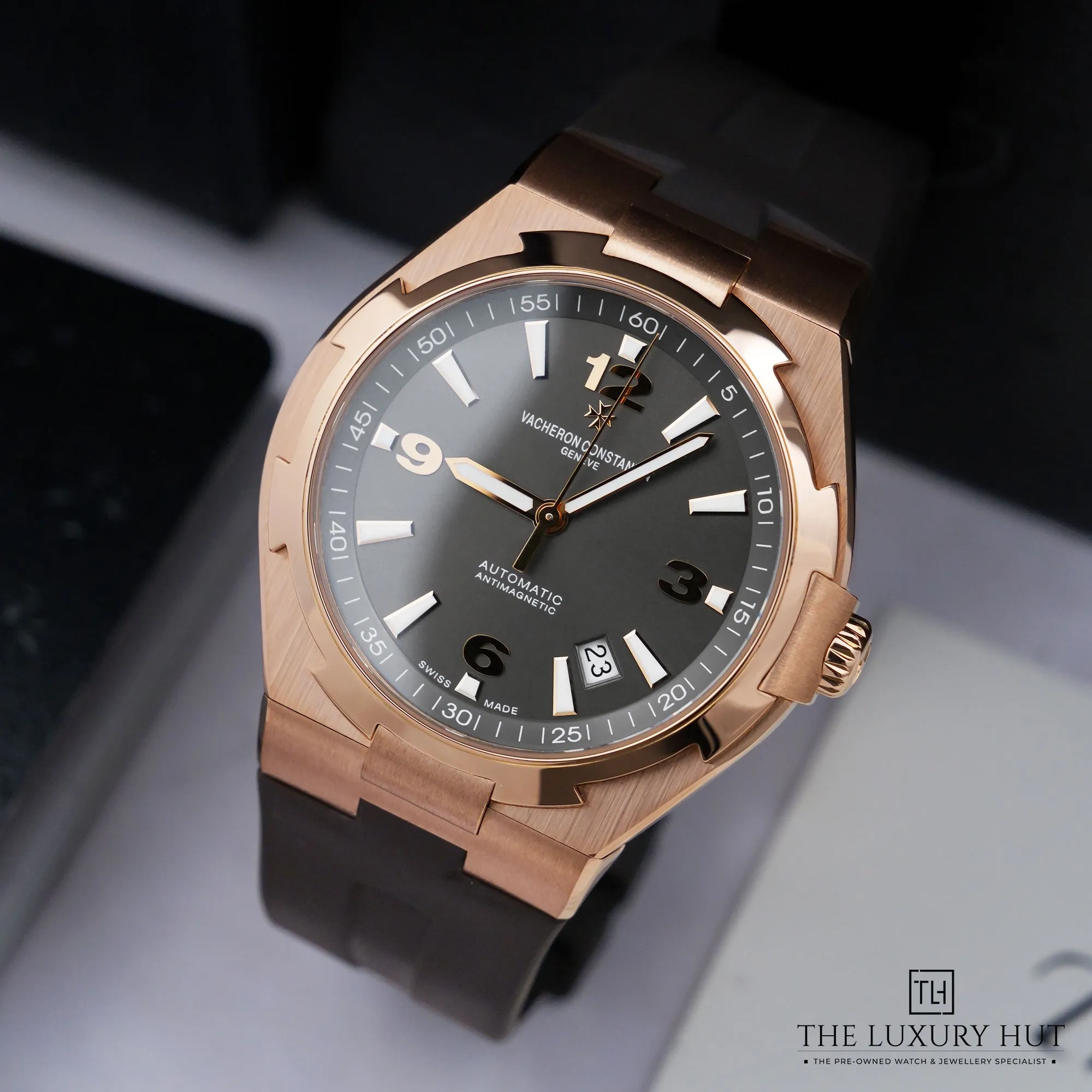 2026/05/f0979ca9-640c-45dc-b845-f4e20307a118Vacheron_Constantin_Overseas_Date_Rose_Gold_Grey_52786-b.jpg.webp