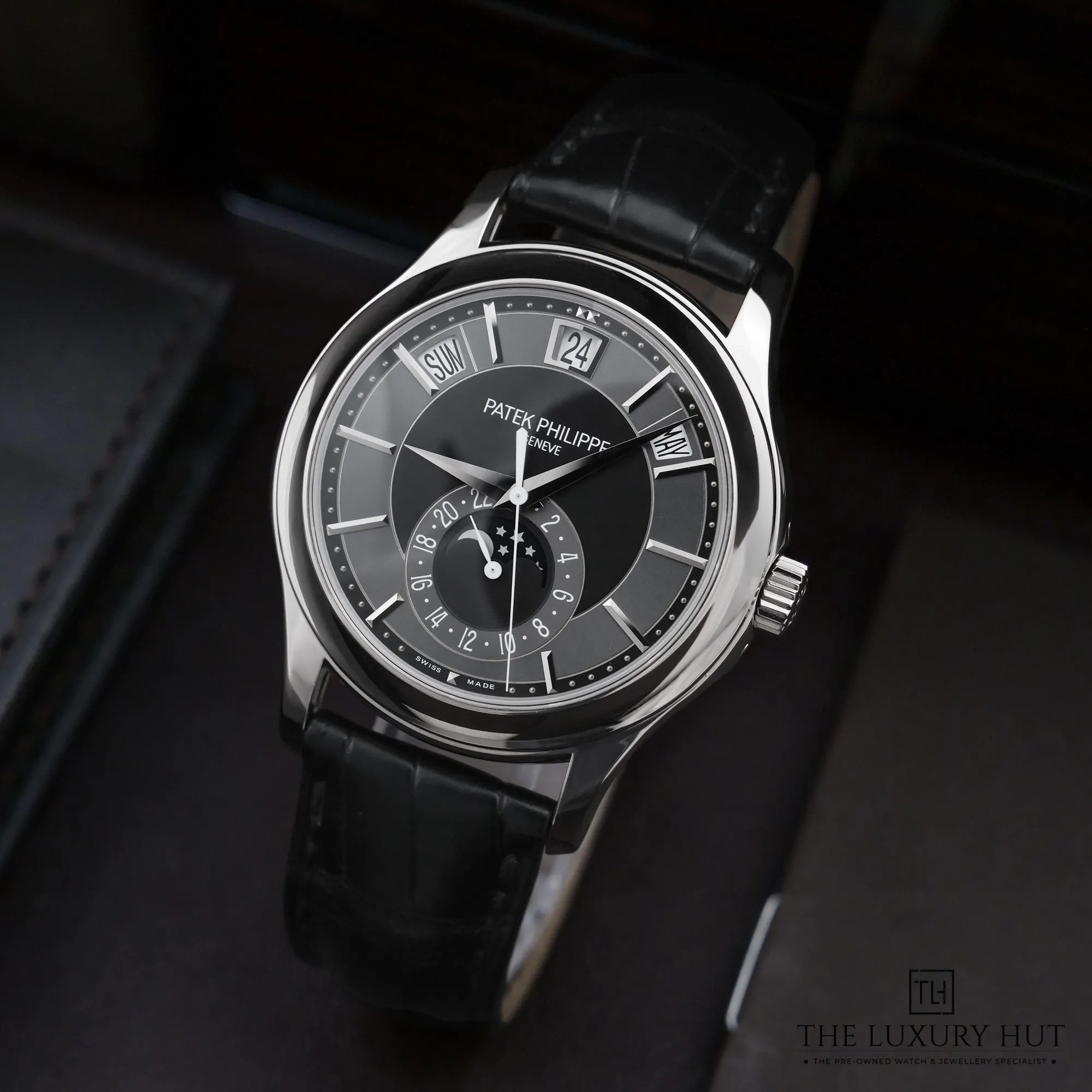 2026/06/0b58e1bf-5ee8-40d8-a388-73407b2a2de3Patek_Philippe_Complications_White_Gold_Black_Grey_Dial_52902-b.jpg.webp