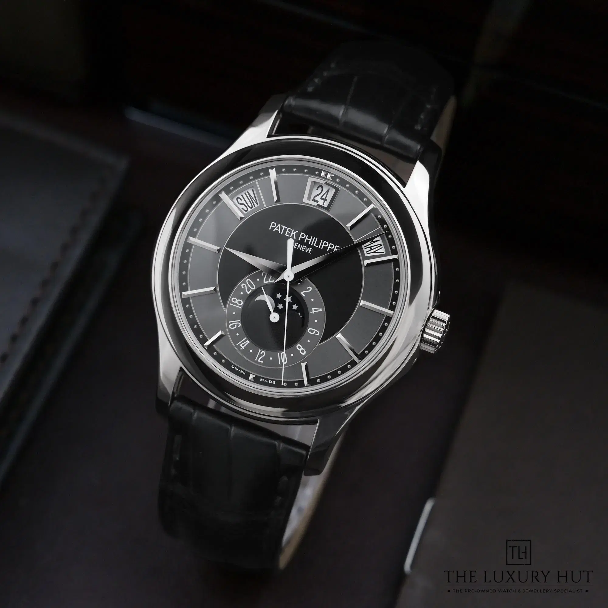 2026/06/0b58e1bf-5ee8-40d8-a388-73407b2a2de3Patek_Philippe_Complications_White_Gold_Black_Grey_Dial_52902-b.jpg.webp