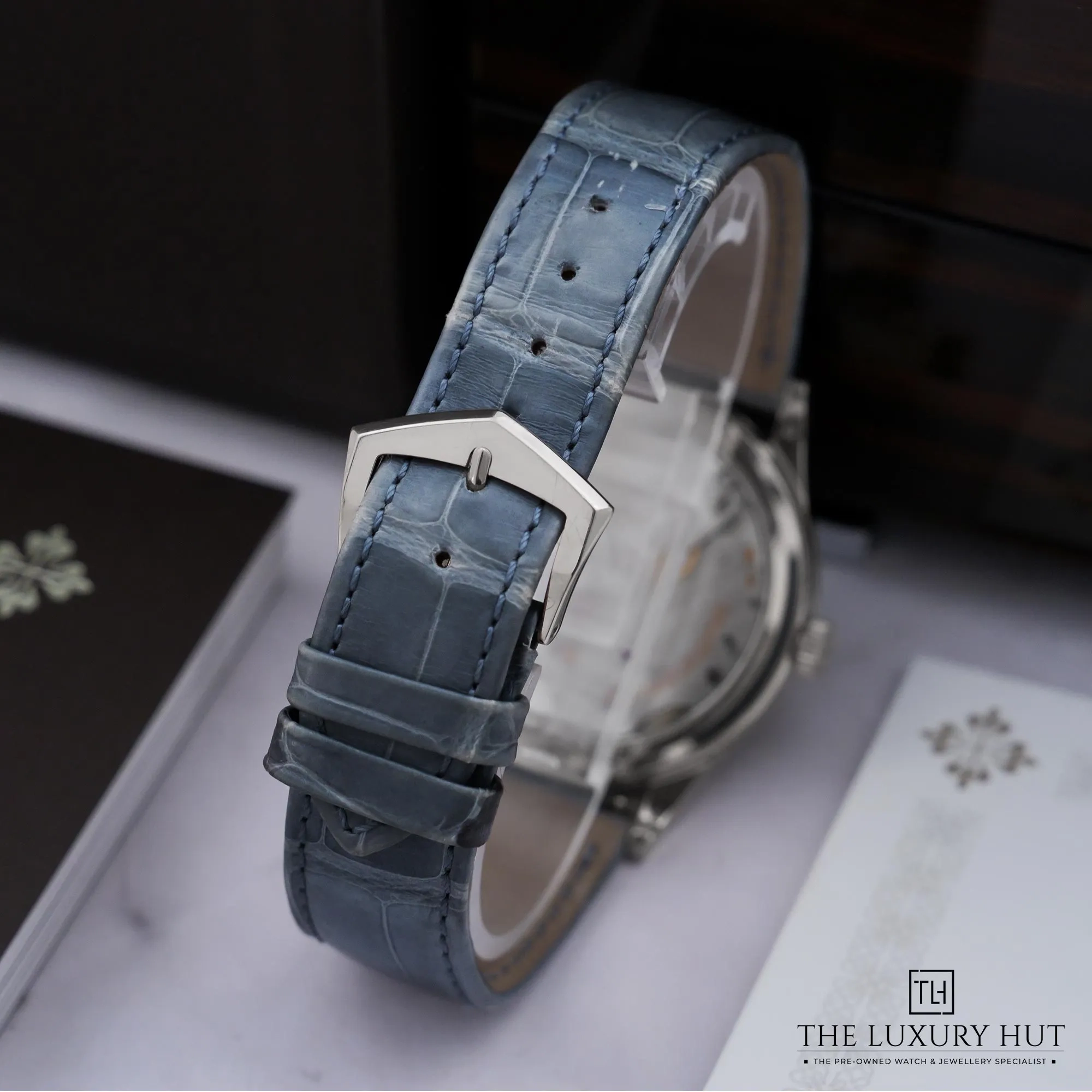 2026/06/44f09108-2bcb-4ce2-b800-3abfa08b6042Patek_Philippe_Calatrava_White_Gold_Charcoal_Grey_53122-e.jpg.webp