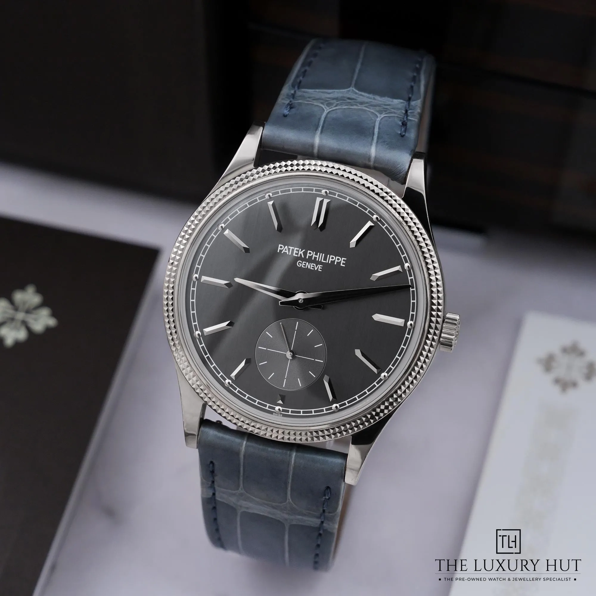 2026/06/5ef5d4a3-1205-43c7-9f8b-ead0d0c3c455Patek_Philippe_Calatrava_White_Gold_Charcoal_Grey_53122-b.jpg.webp