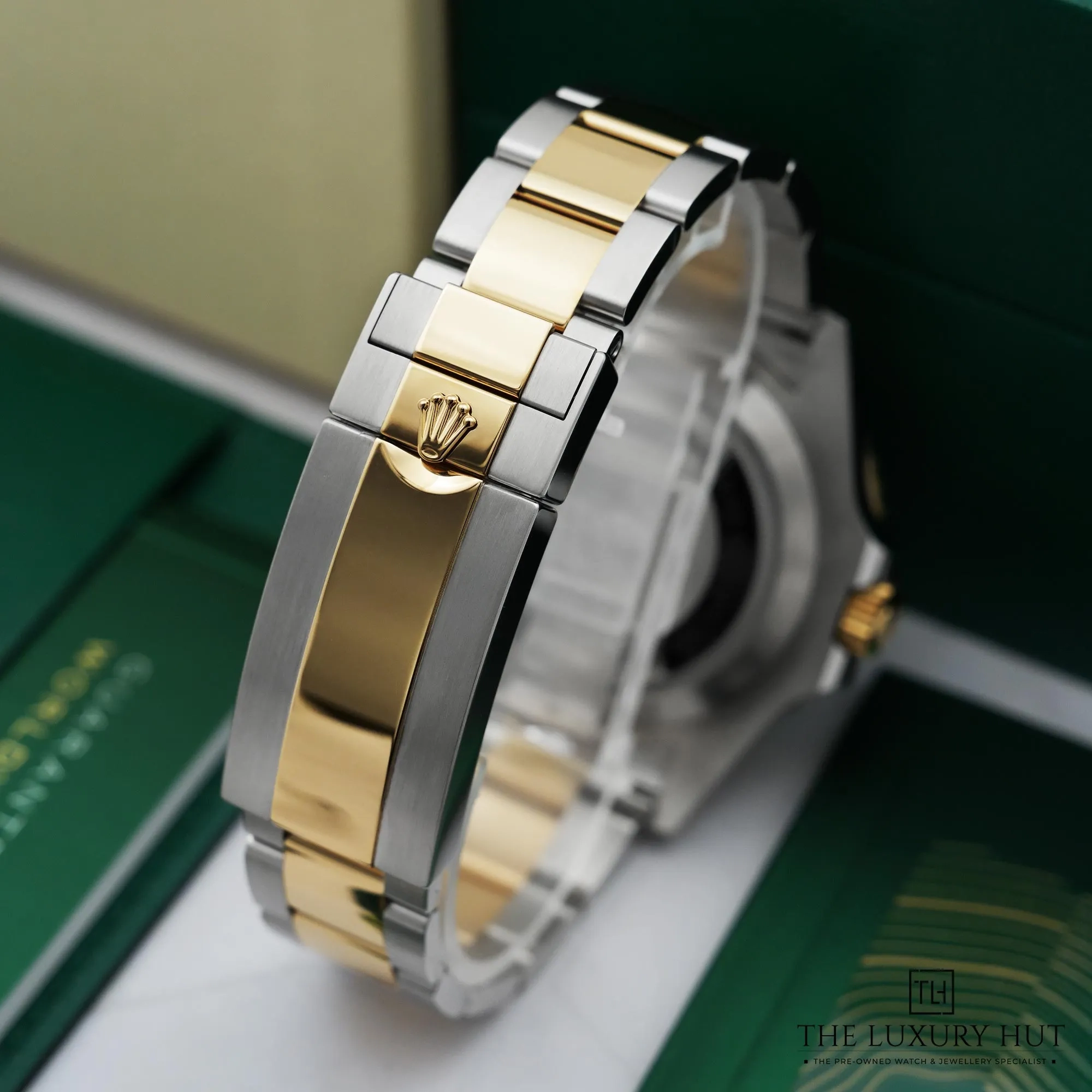 2026/06/7b5cdec3-45d1-4068-a99d-b0307877ead1Rolex_Sea-Dweller_Steel_Gold_43mm_Black_New_52850-dd.jpg.webp