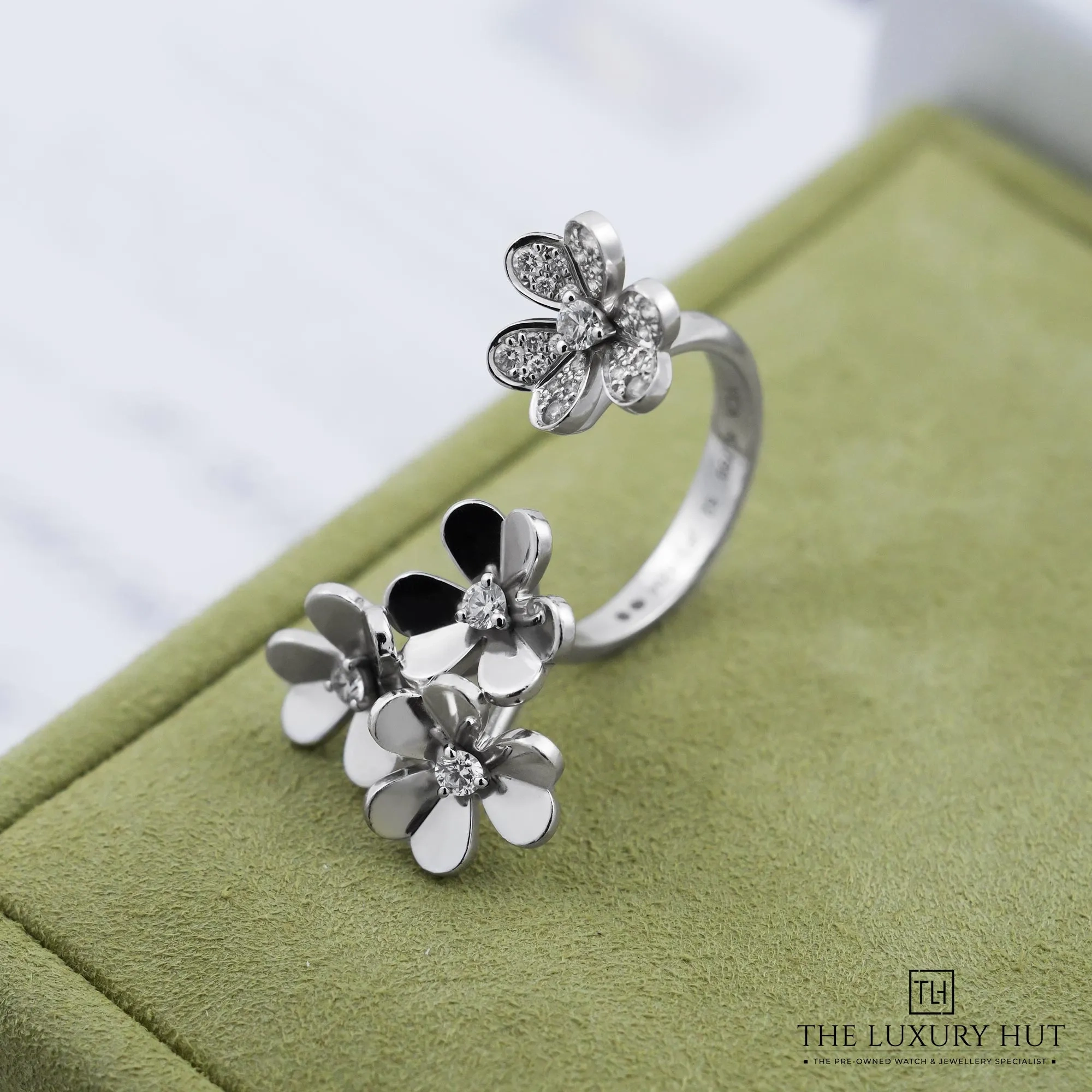2026/06/bf7fd749-484f-4129-8a46-e76e4c6a03d2Van_Cleef_Arpels_Frivole_Between_the_Finger_Ring_53049-c.jpg.webp