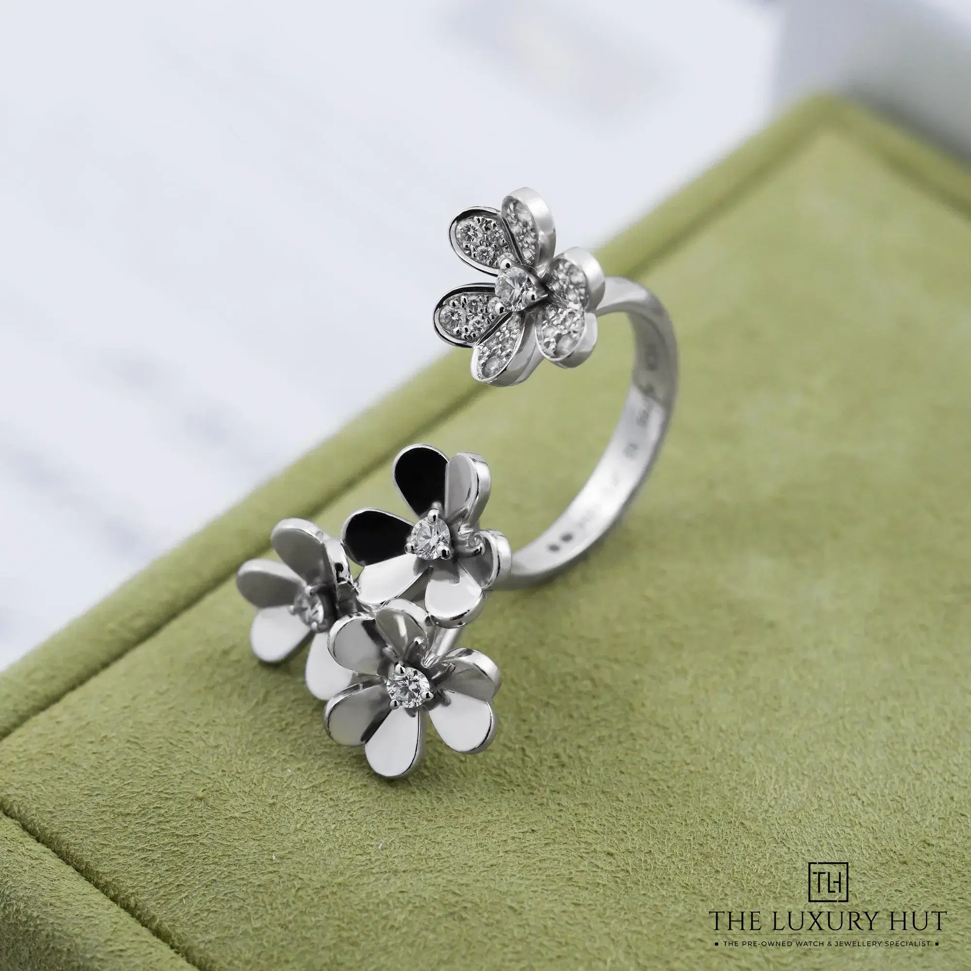 2026/06/bf7fd749-484f-4129-8a46-e76e4c6a03d2Van_Cleef_Arpels_Frivole_Between_the_Finger_Ring_53049-c.jpg.webp
