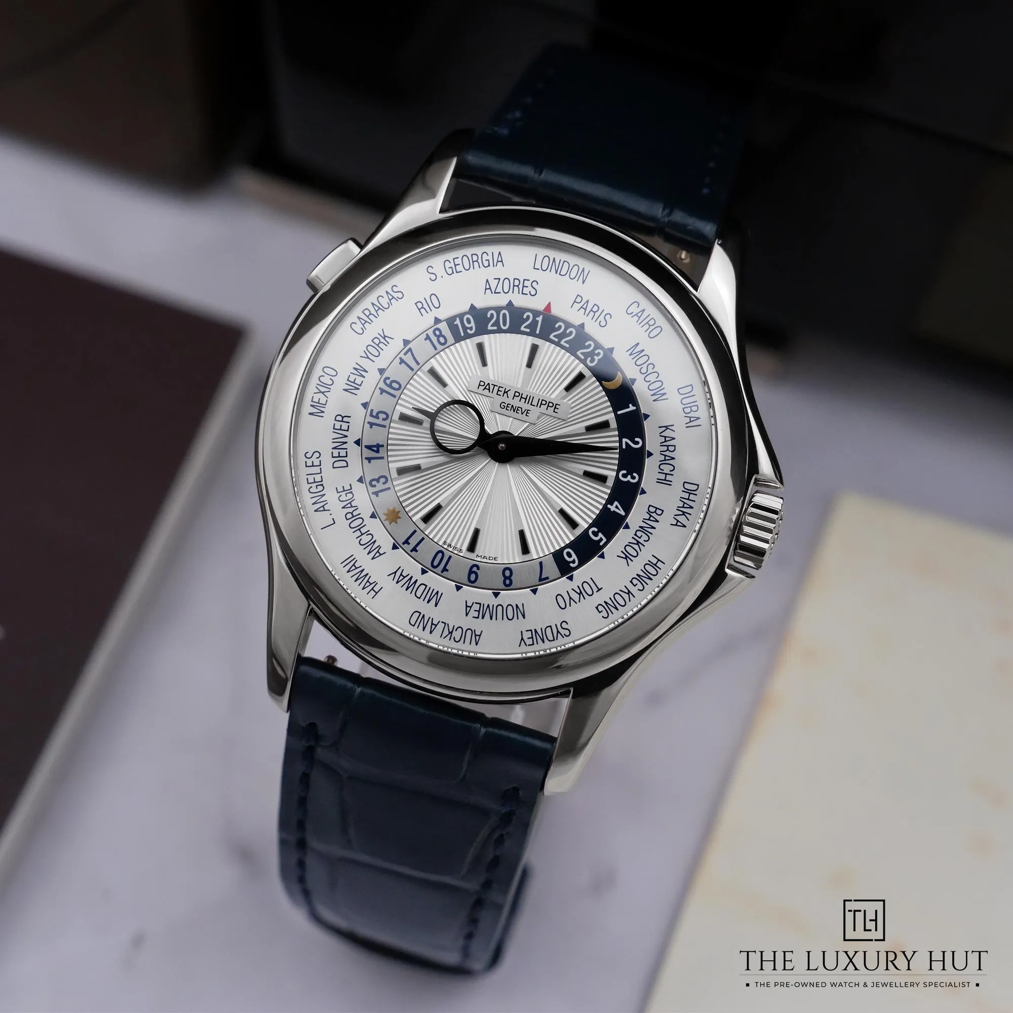 2026/06/de141951-5a81-48fc-8420-e13aa9e4ae1ePatek_Philippe_Complications_World_Time_Gold_52849-b.jpg.webp