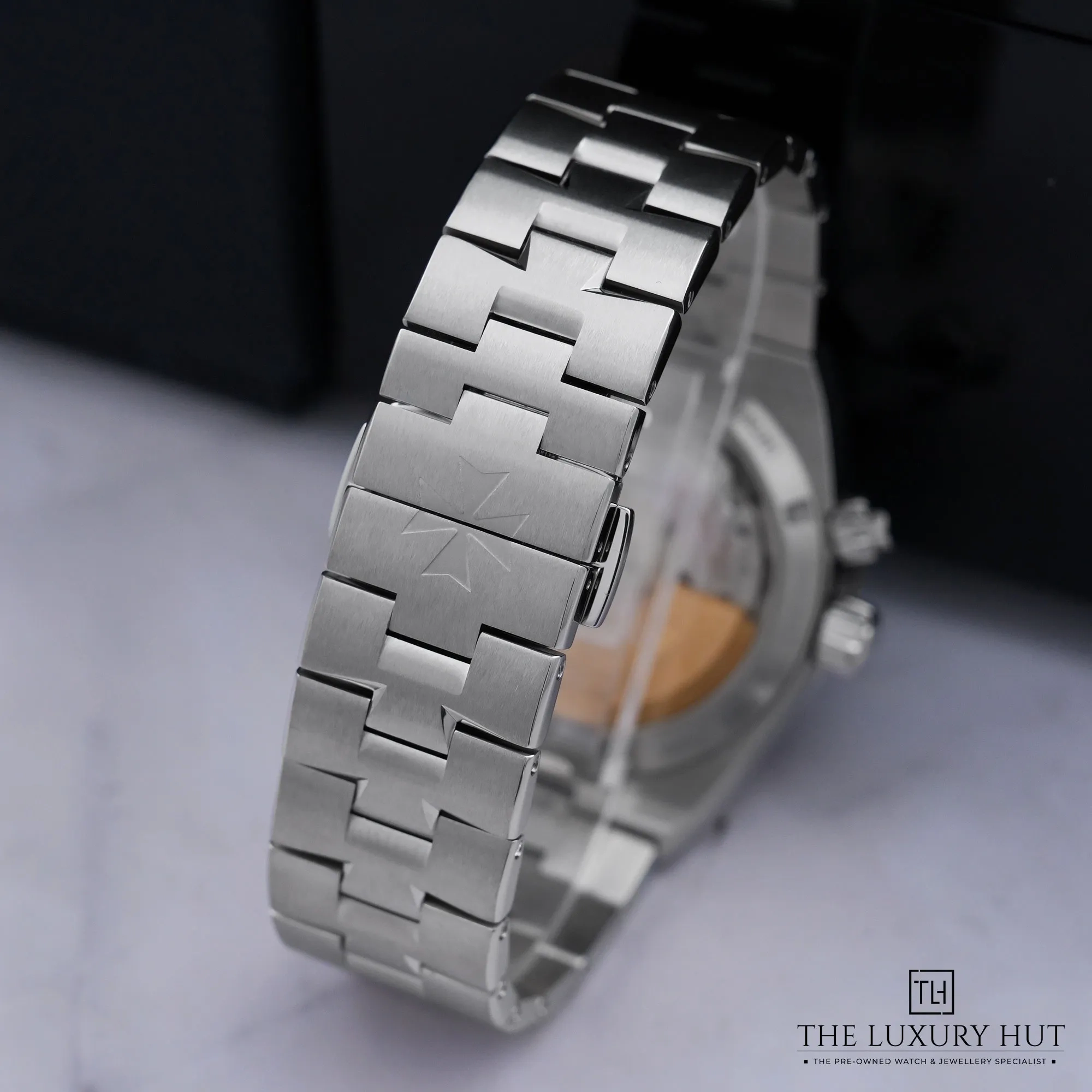2026/07/2a7352dc-035c-4696-9cd7-4570c21a64a9Vacheron_Constantin_Overseas_Dual_Time_Steel_Blue_LB956-e.jpg.webp