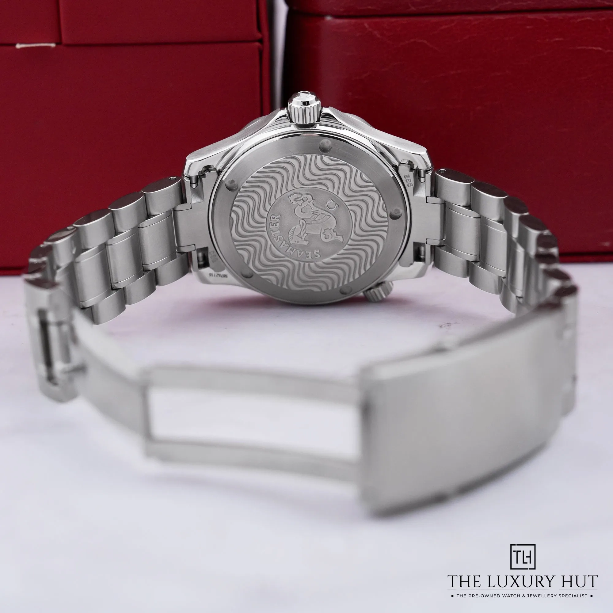 2026/07/413bba58-e03e-44b1-a2b2-963580d193a1Omega_Seamaster_Diver_300M_Black_Wave_Pattern_53228-d.jpg.webp