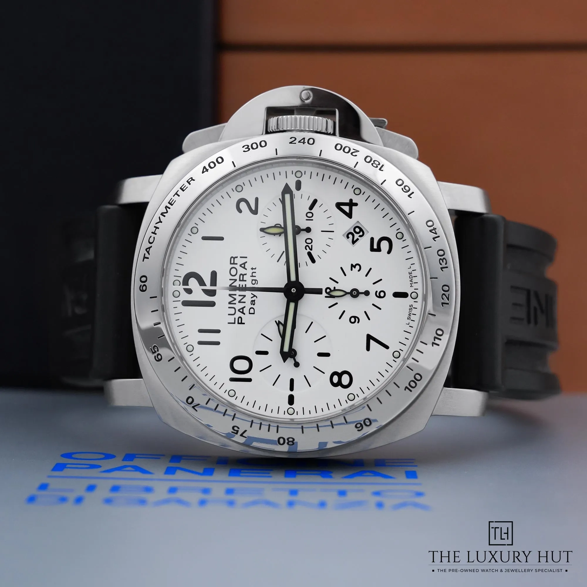 2026/07/98ce81d3-19b0-4067-8203-87b452ed54a3Panerai_Luminor_Chrono_Daylight_White_Dial_52994-c.jpg.webp