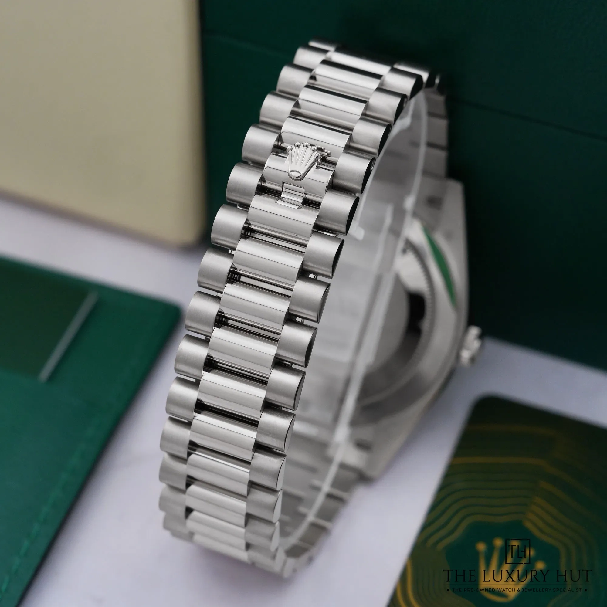 2026/07/b1f2dfd8-d8a0-494a-adc5-f1d504d901beRolex_Day-Date_40mm_White_Gold_Olive_Green_53089-e.jpg.webp