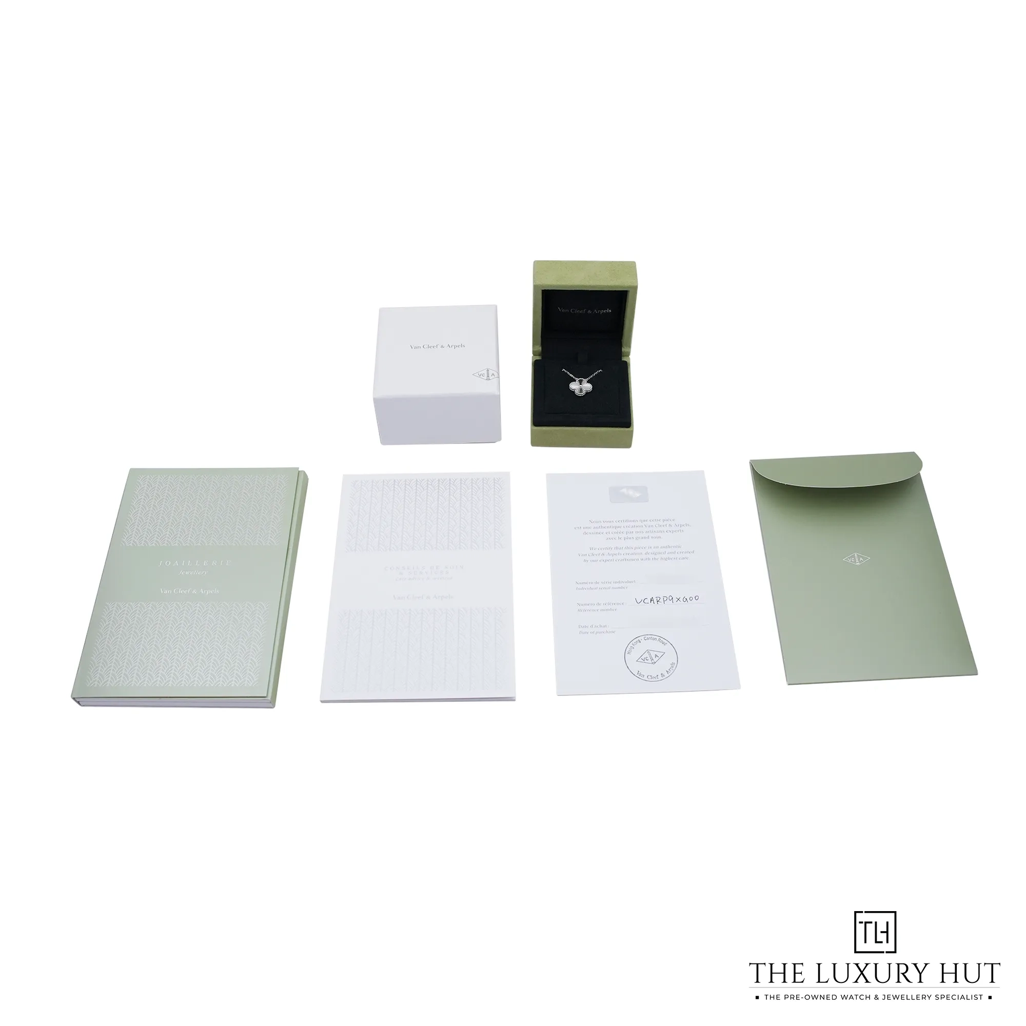 2026/07/baa2b9d2-9474-487c-8d9f-452c16d5bd6eVan_Cleef_Arpels_Gold_Guilloché_Pendant_53196-e.jpg.webp