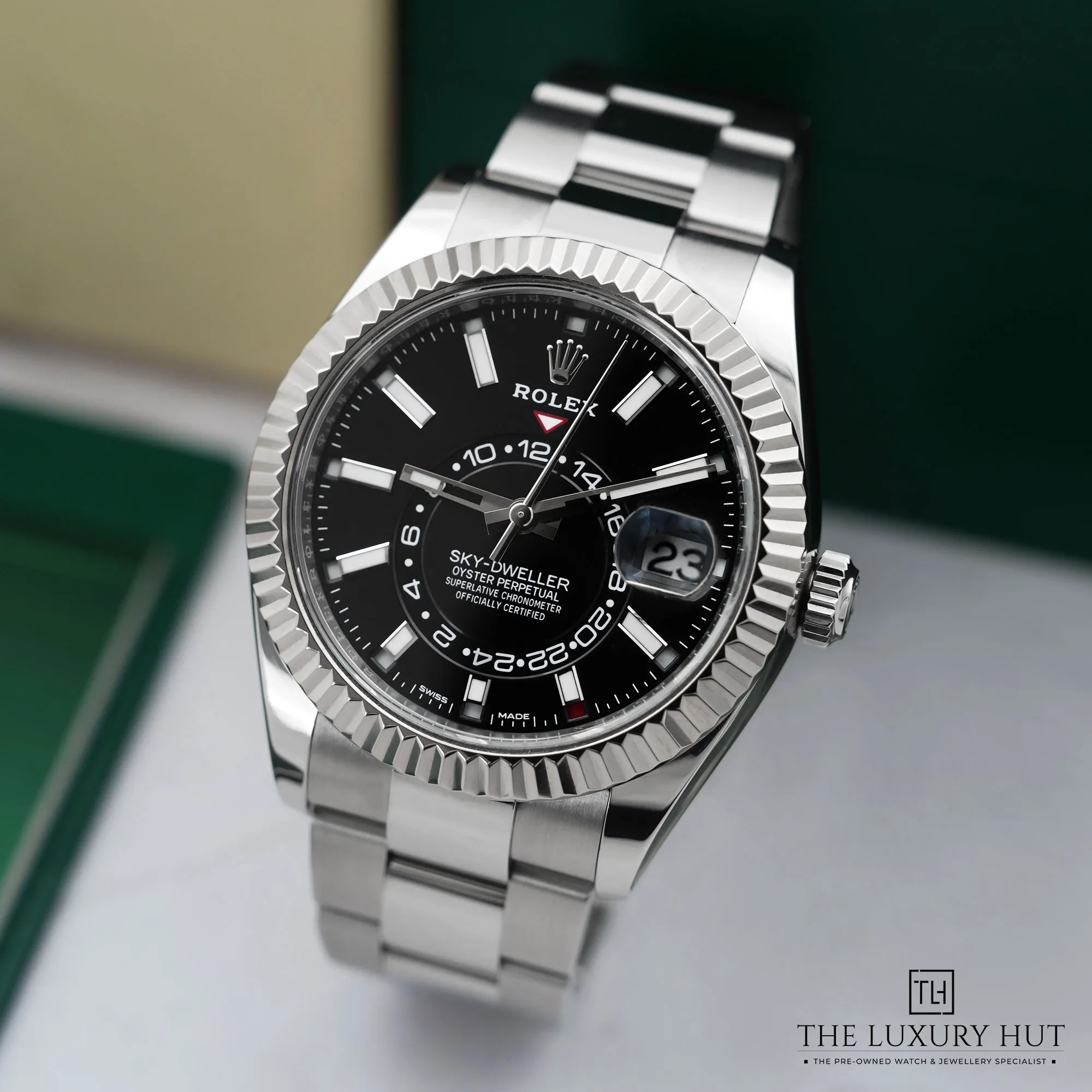 2026/07/cc0e5ab6-74cb-4b33-a8ca-944ad20bed58Rolex_Sky-Dweller_Gold_42mm_Black_Dial_LB942-b.jpg.webp