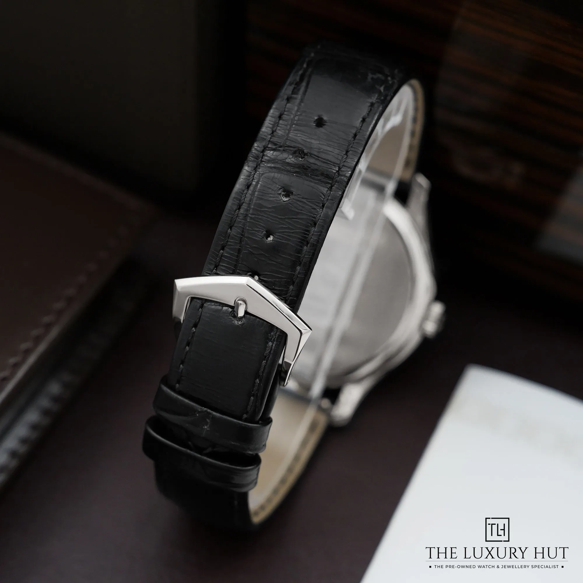 2026/08/11a5e289-adde-4af2-a3e8-75c851348477Patek_Philippe_Calatrava_White_Gold_Black_LB1000-f.jpg.webp