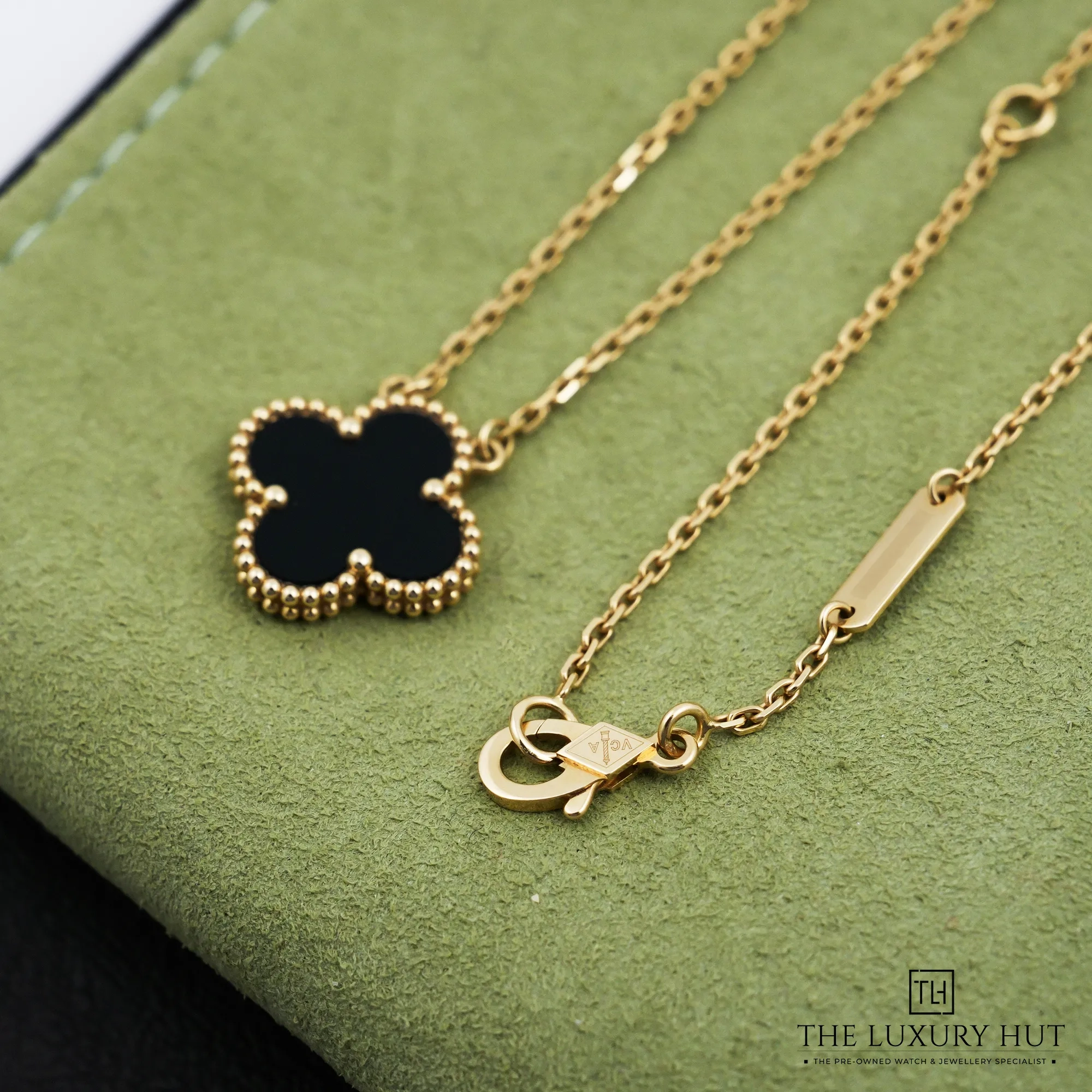 2026/08/1c1569d5-df58-491c-9600-325cbd4cd14eVan_Cleef_Arpels_Yellow_Gold_Onyx_Pendant_Necklace_53273-d.jpg.webp