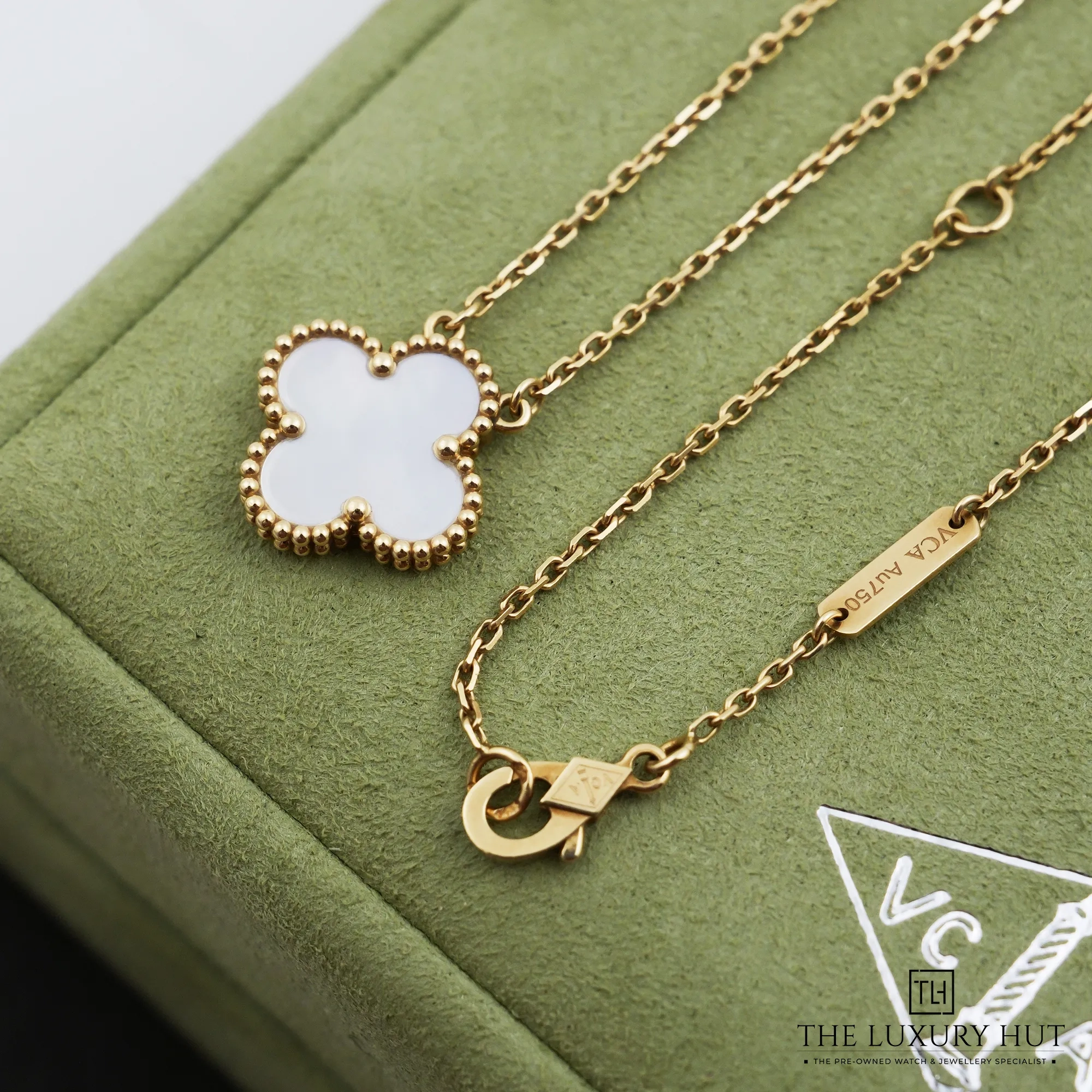 2026/08/1f83b2f5-8c3d-4af8-a475-0e99d62e6254Van_Cleef_Arpels_Yellow_Gold_MOP_Pendant_53305-d.jpg.webp
