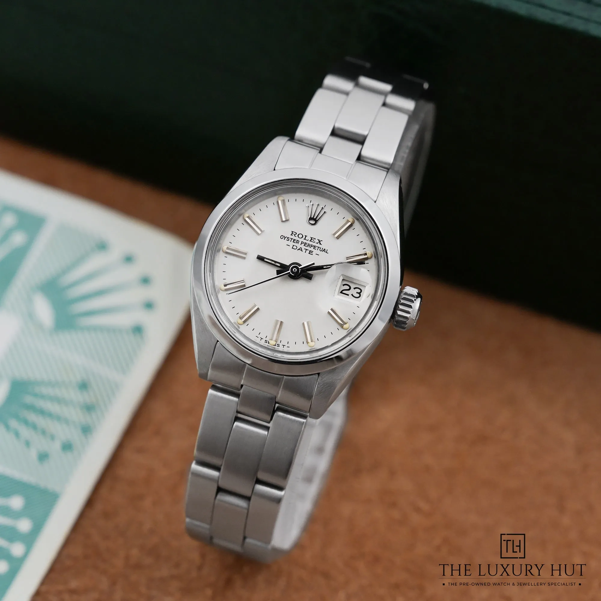 2026/08/367dac5f-741f-46ad-b520-3dadf6af5f8aRolex_Oyster_Perpetual_Date_26_Steel_Silver_Baton_53316-b.jpg.webp