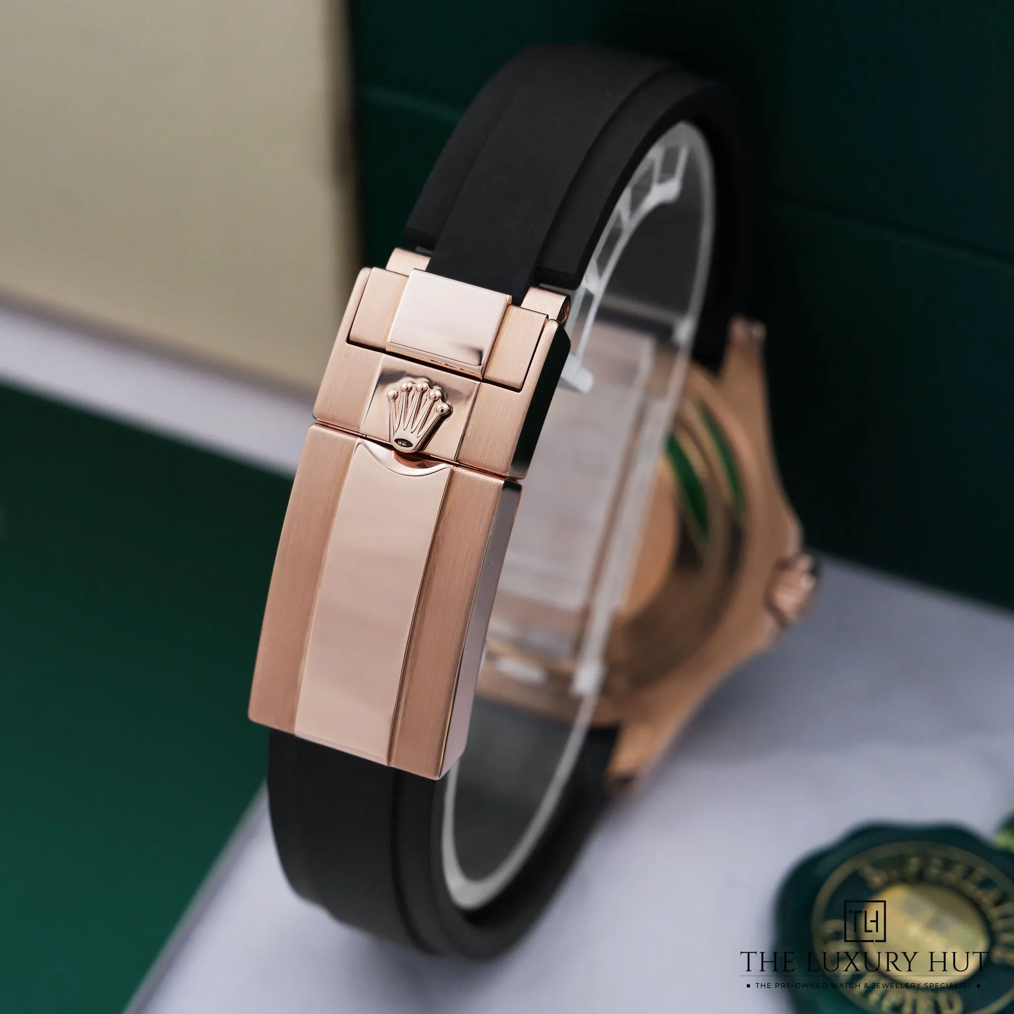 2026/08/3bae7b1b-7ab9-4070-b176-b764ad62dcb2Rolex_Yacht-Master_37_Everose_Gold_Intense_Black_LB1005-e.jpg.webp