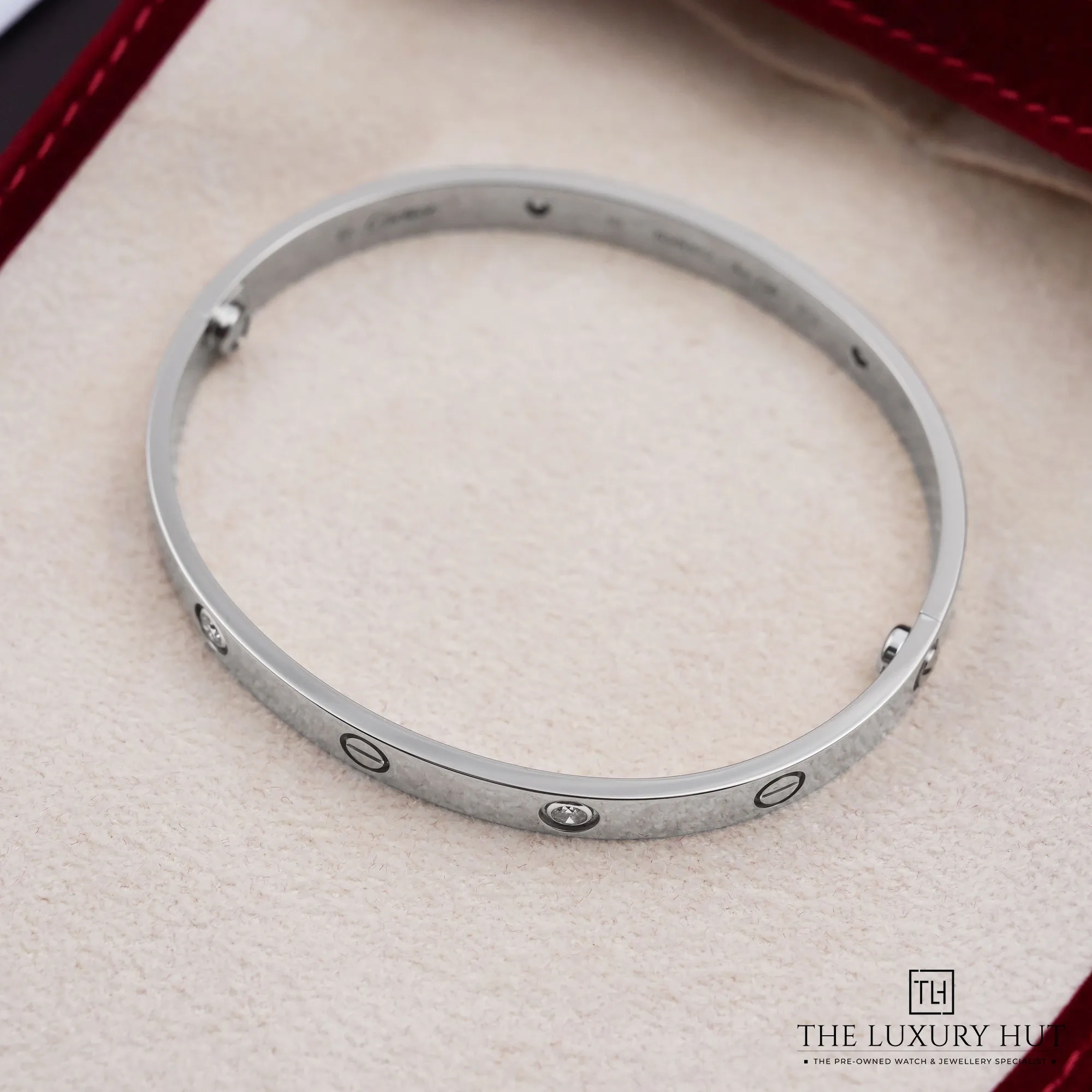 2026/08/3d31f06e-3a94-4398-83c1-4f6b81efeb2bCartier_LOVE_Bracelet_Classic_Diamonds_White_Gold_LB968-c.jpg.webp
