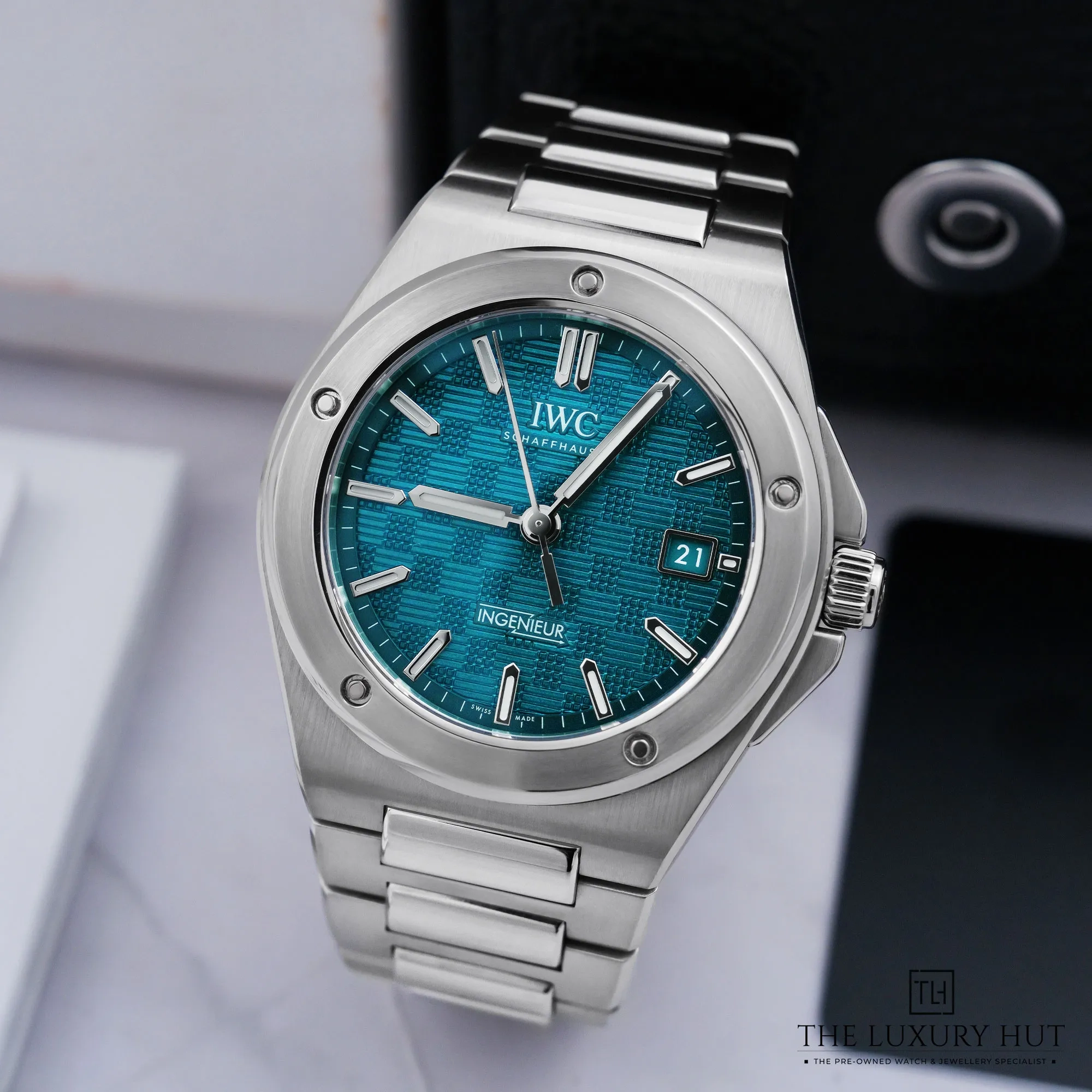 2026/08/3fdf85e5-5c59-4e97-9057-4b167694f58fIWC_Ingenieur_Automatic_Steel_Aqua_Blue_Textured_53182-b.jpg.webp