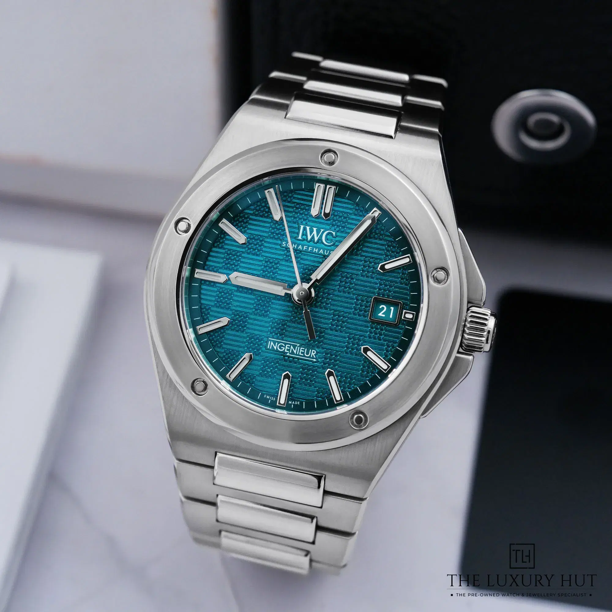 2026/08/3fdf85e5-5c59-4e97-9057-4b167694f58fIWC_Ingenieur_Automatic_Steel_Aqua_Blue_Textured_53182-b.jpg.webp