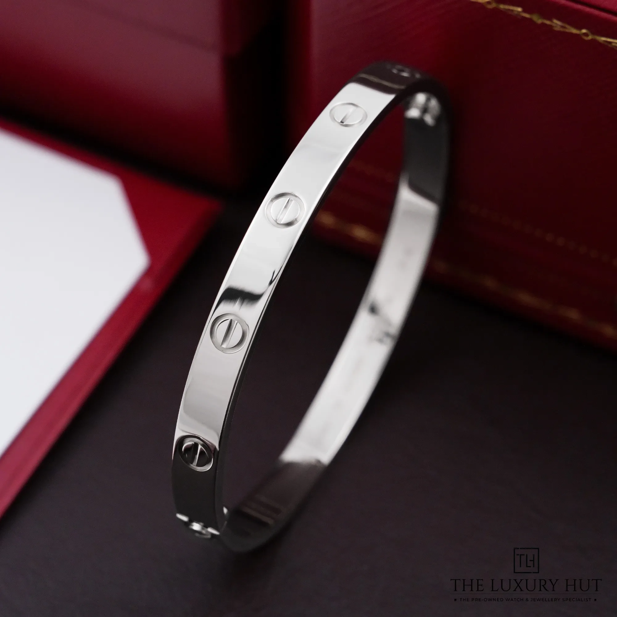 2026/08/4ed10e5b-9db9-40b1-9409-9ba7bbbfb93bCartier_White_Gold_LOVE_Bangle_Classic_53040-e.jpg.webp