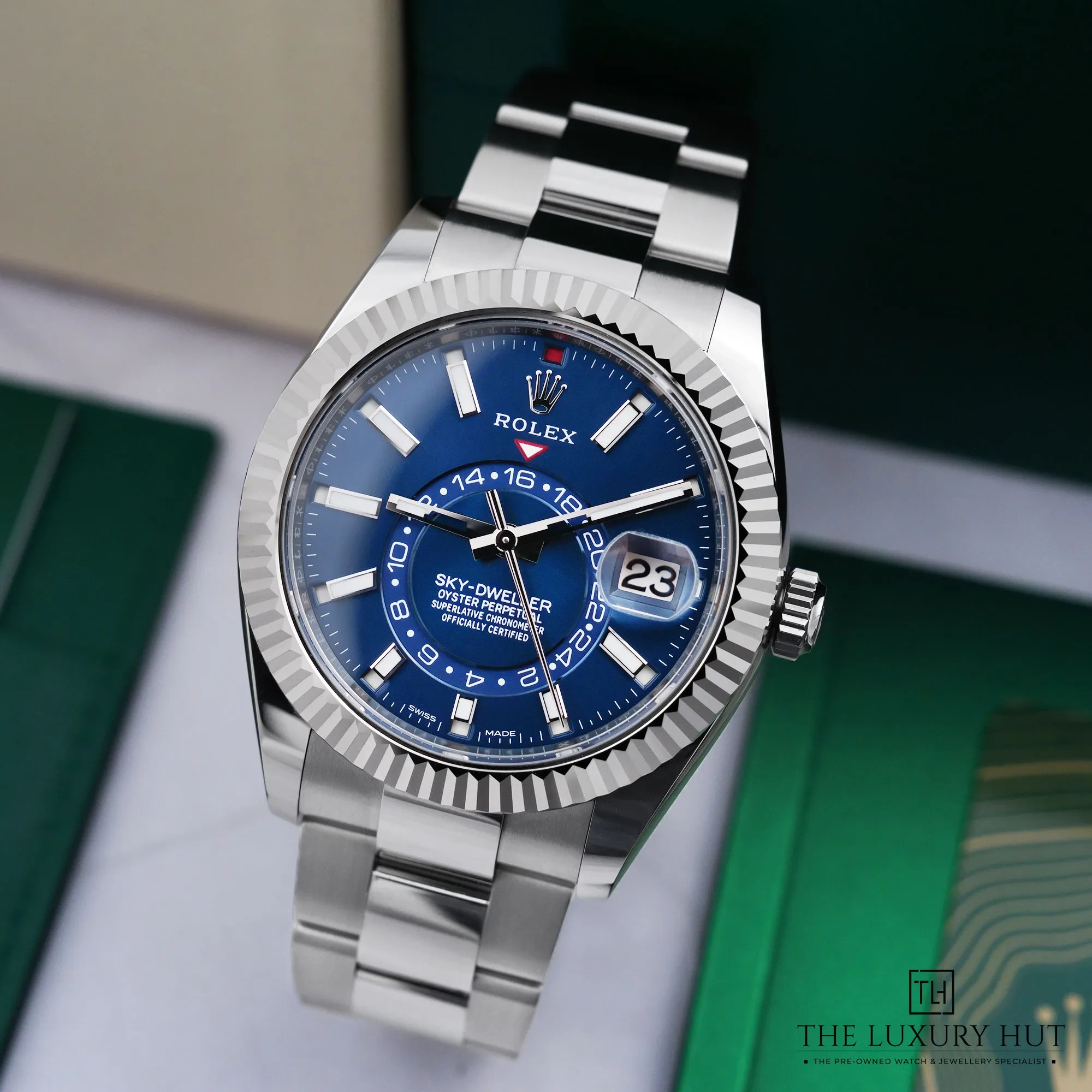 2026/08/5ddda668-96e3-4b72-b56f-49f73ea6fd1eRolex_Sky-Dweller_Steel_Gold_42mm_Blue_53239-b.jpg.webp