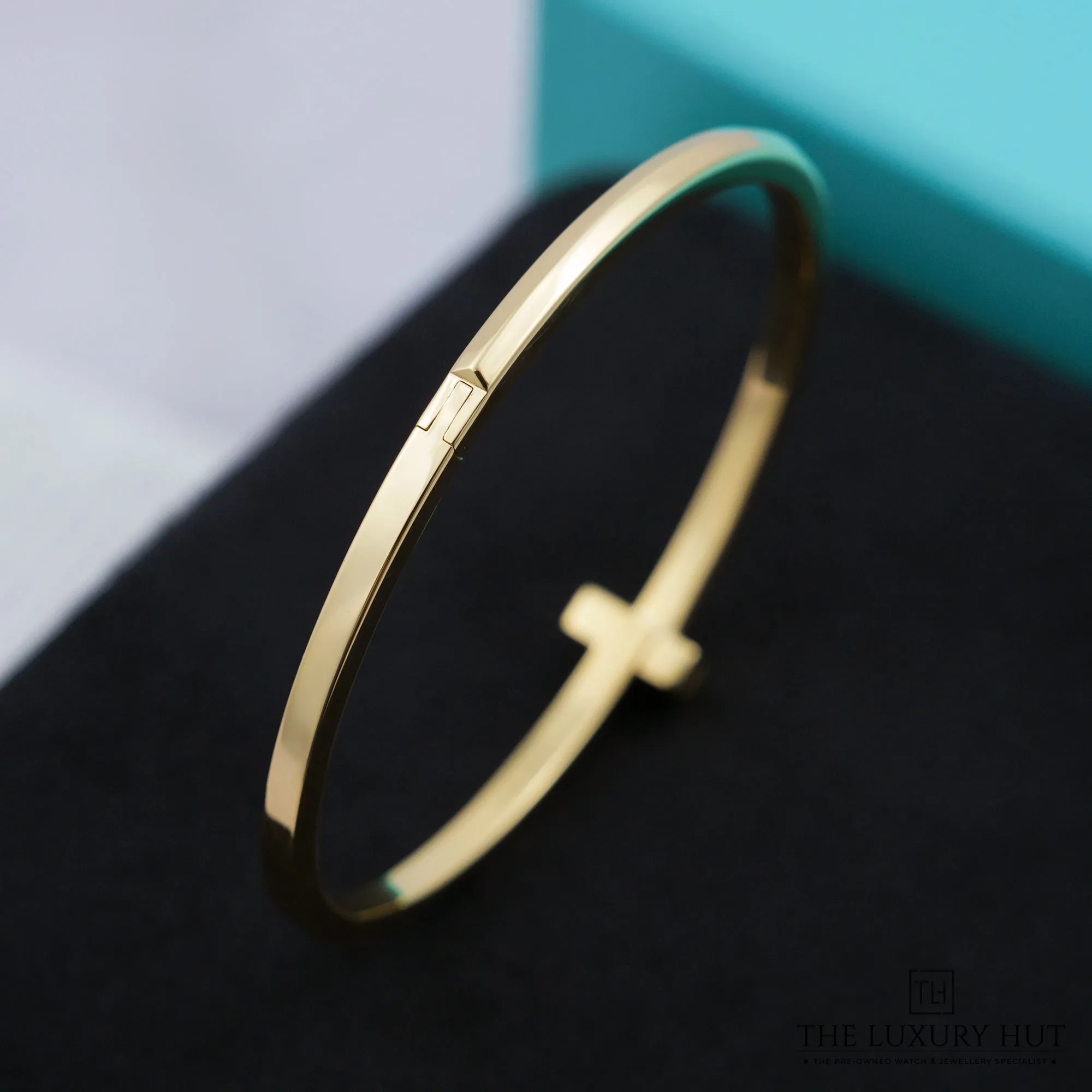 2026/08/78834319-6143-4a78-8965-c8f71c0b62c9Tiffany_T1_Yellow_Gold_Narrow_Hinged_Bangle_53000-d.jpg.webp