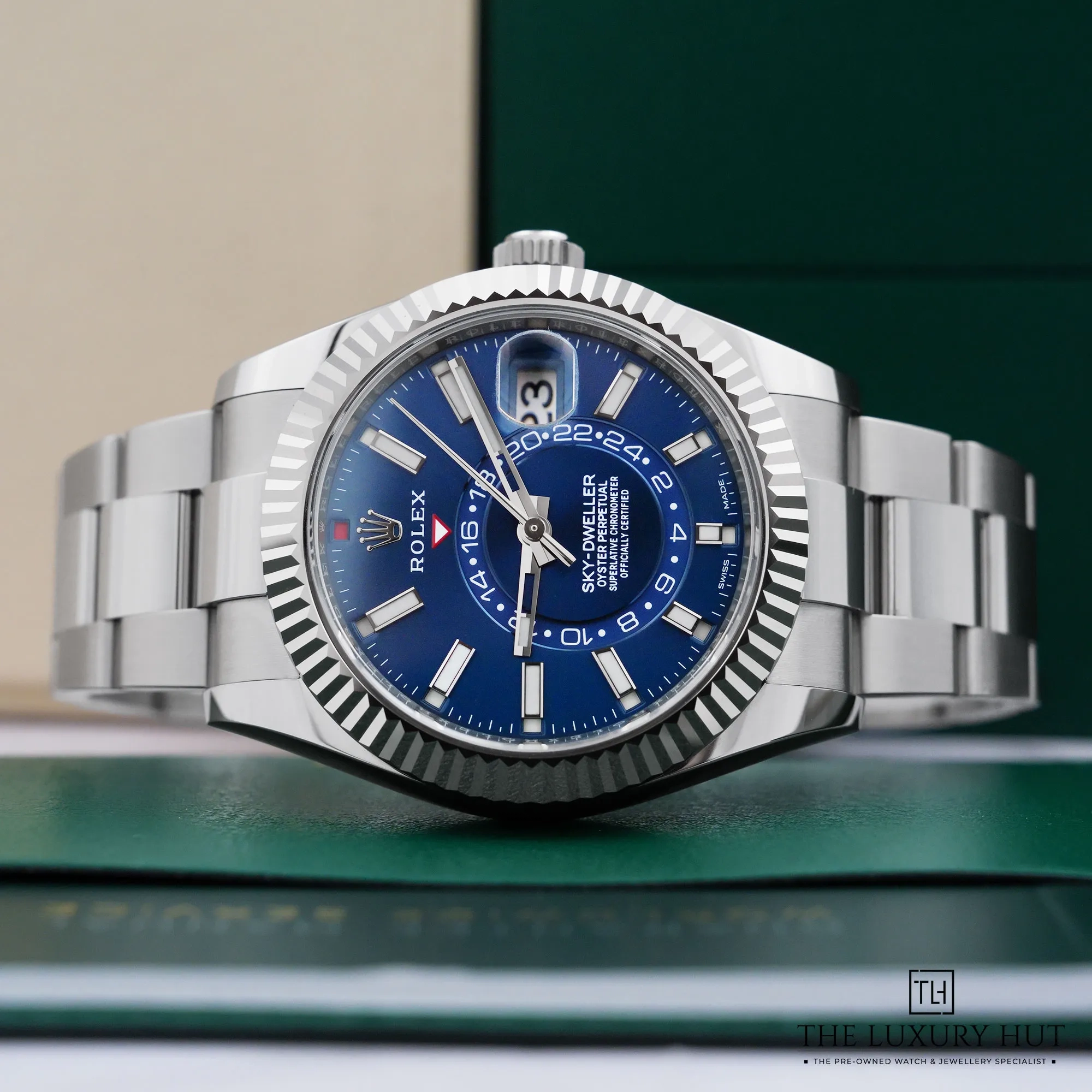 2026/08/84d6f2d2-c525-4c54-9504-c33ecc565774Rolex_Sky-Dweller_Steel_Gold_42mm_Blue_53239-c.jpg.webp