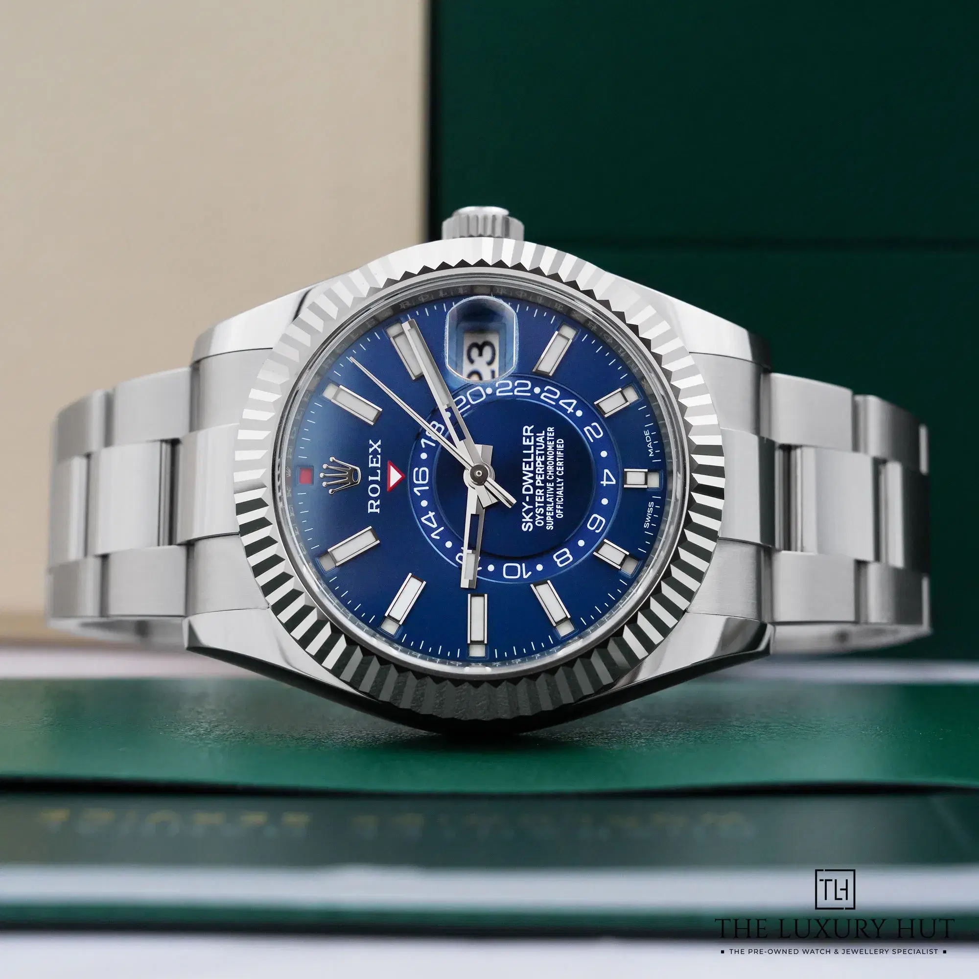 2026/08/84d6f2d2-c525-4c54-9504-c33ecc565774Rolex_Sky-Dweller_Steel_Gold_42mm_Blue_53239-c.jpg.webp