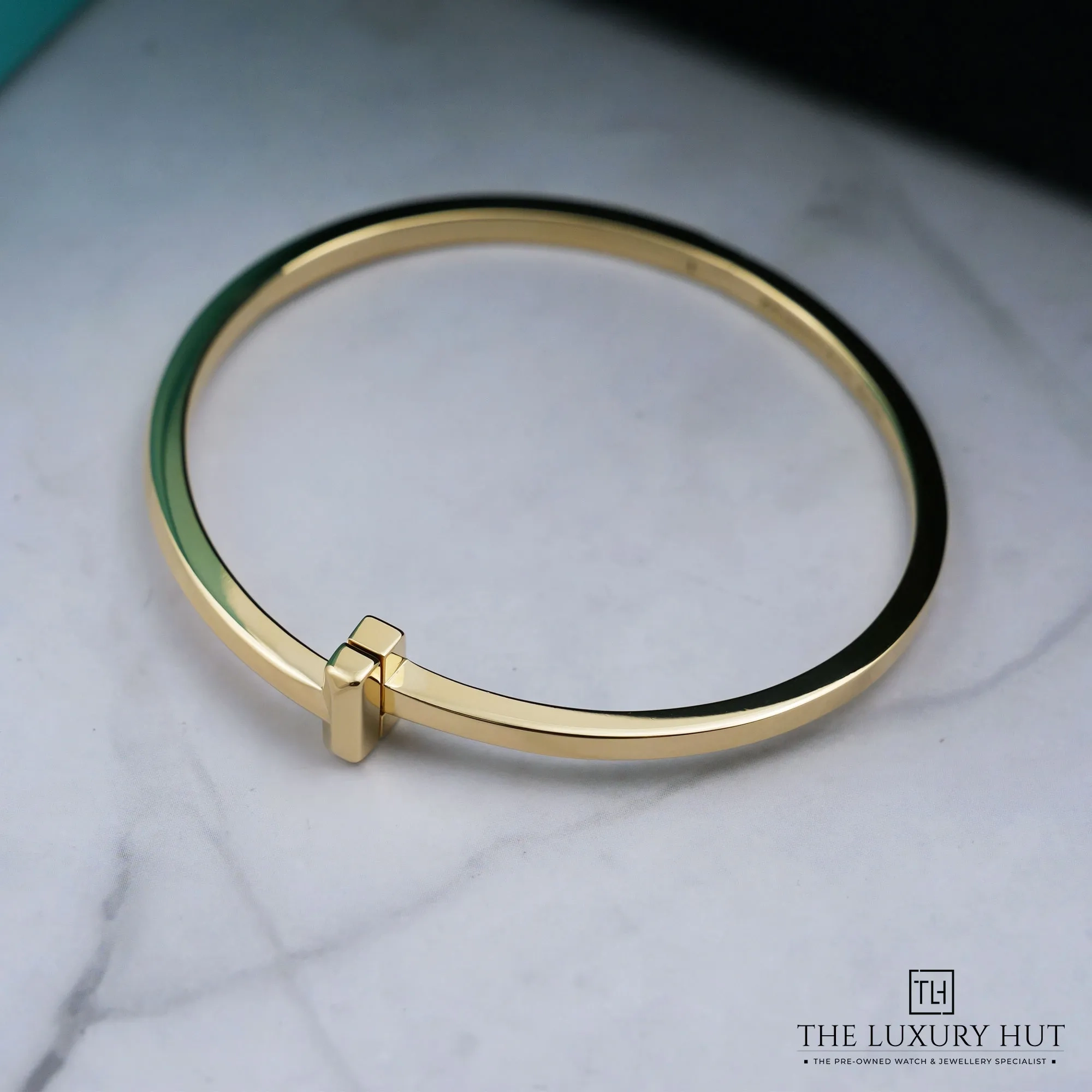 2026/08/8545bb9e-f696-4721-acf1-43a851d235daTiffany_T1_Yellow_Gold_Narrow_Hinged_Bangle_53000-c.jpg.webp