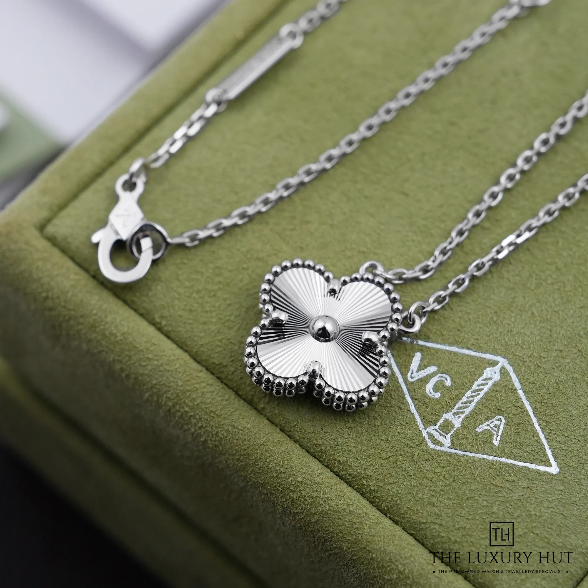 2026/08/a84e7fd5-fa6e-4f1e-8c12-990584c6240bVan_Cleef_Arpels_Vintage_Alhambra_Pendant_53258-d.jpg.webp