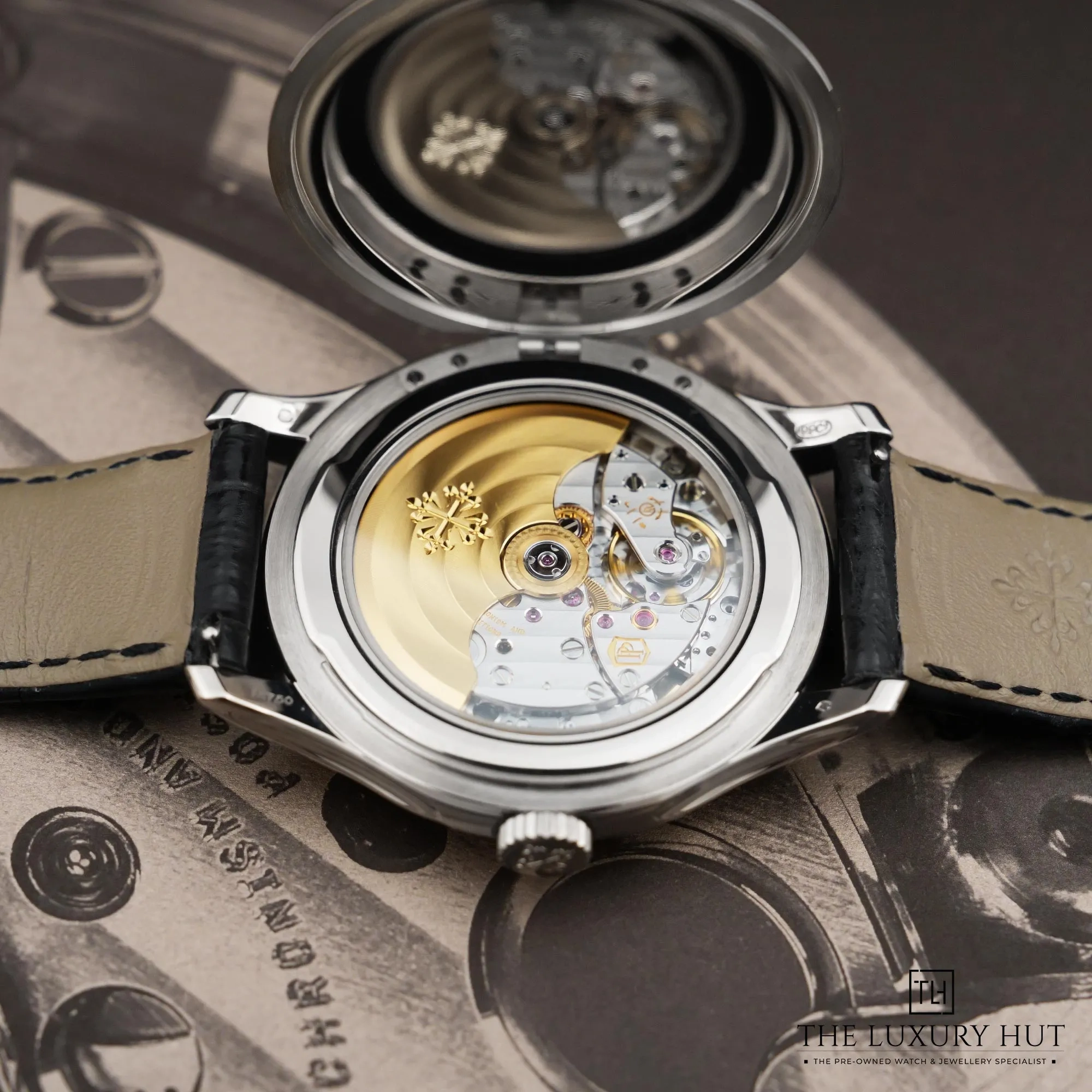 2026/08/ba874c00-efd0-441e-8e6e-8e063f400393Patek_Philippe_Calatrava_White_Gold_Black_LB1000-e.jpg.webp