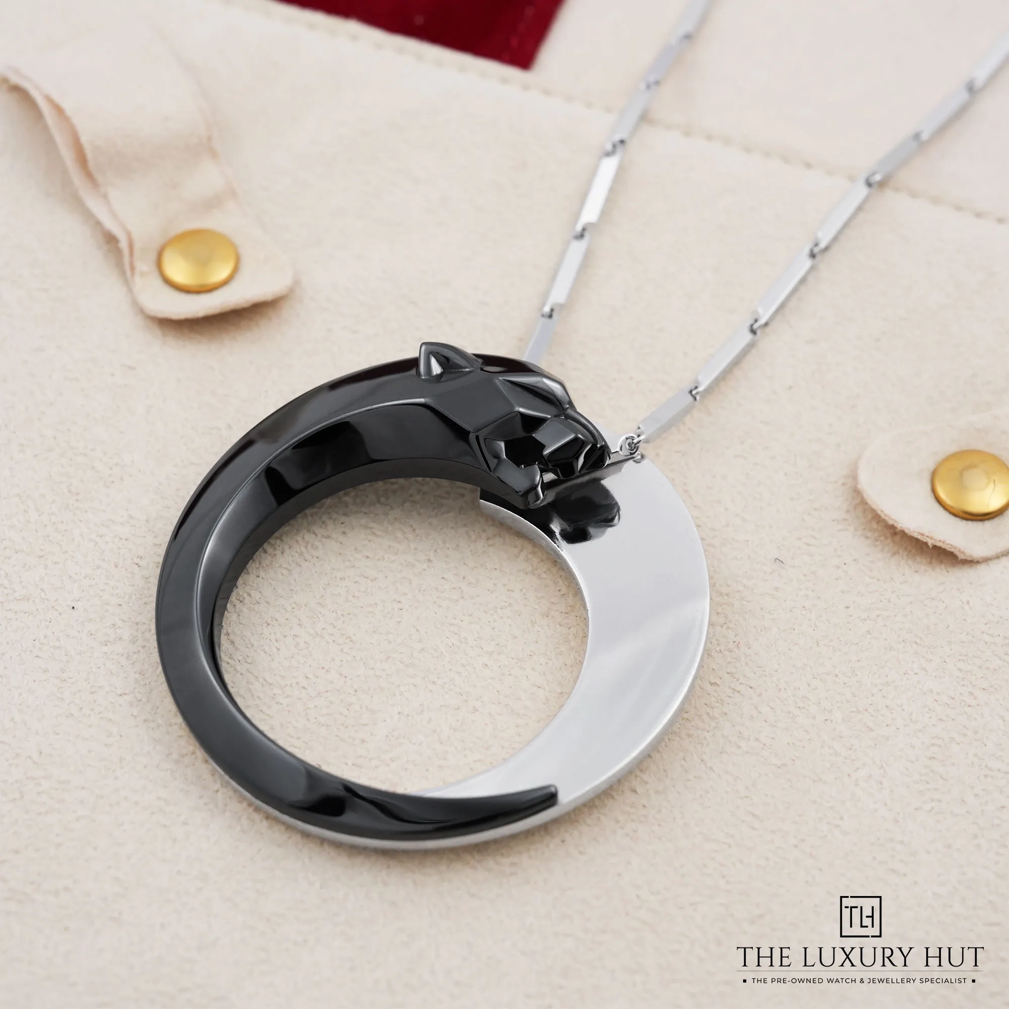 2026/08/ca609ec6-2049-4a00-af49-8f4a890026e8Cartier_Gold_Ceramic_Lacquer_Panthere_Necklace_53312-b.jpg.webp