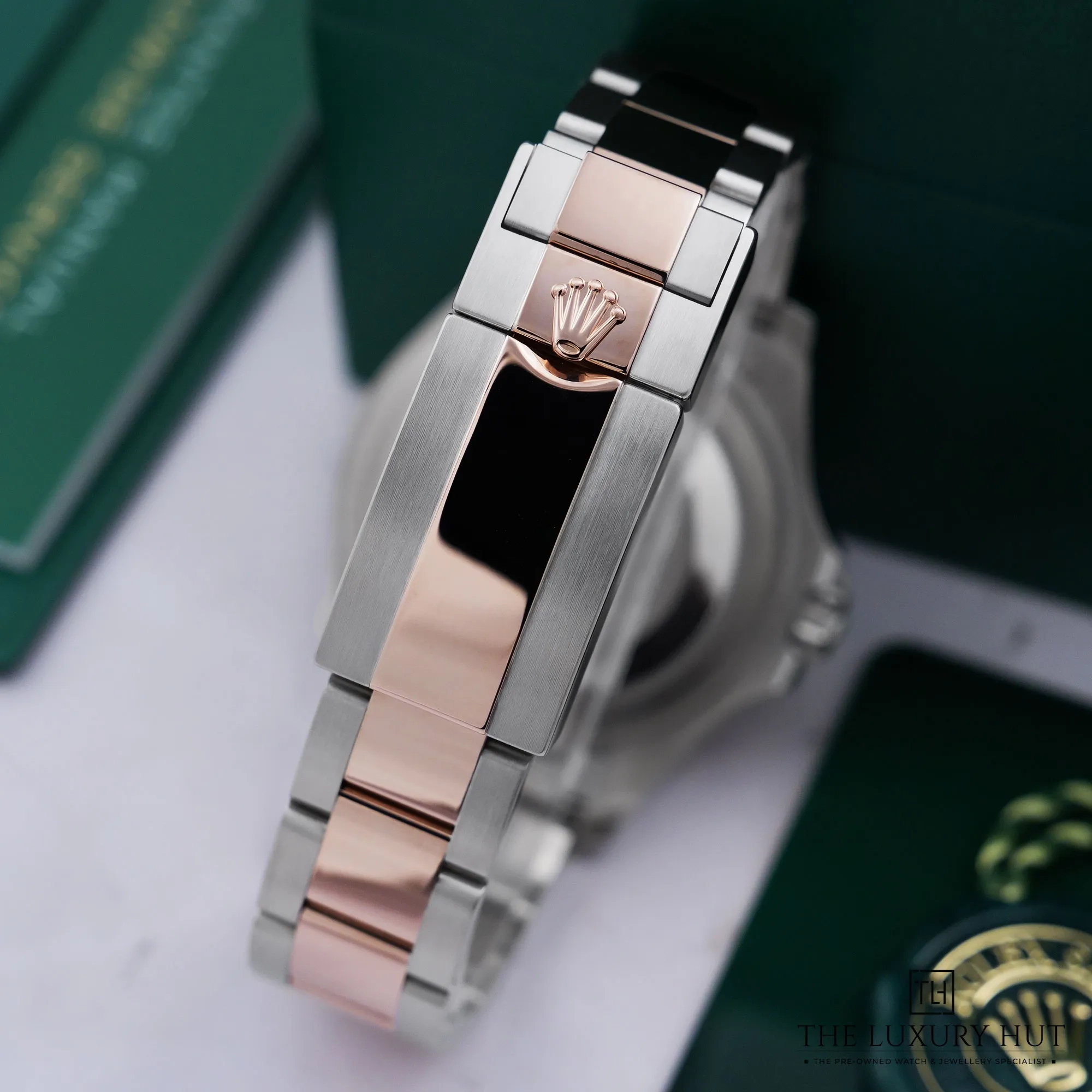 2026/08/dcb0a0f0-bba4-424f-8b1f-1378edd18c44Rolex_Yacht-Master_37_Steel_Everose_Gold_Black_LB988-e.jpg.webp