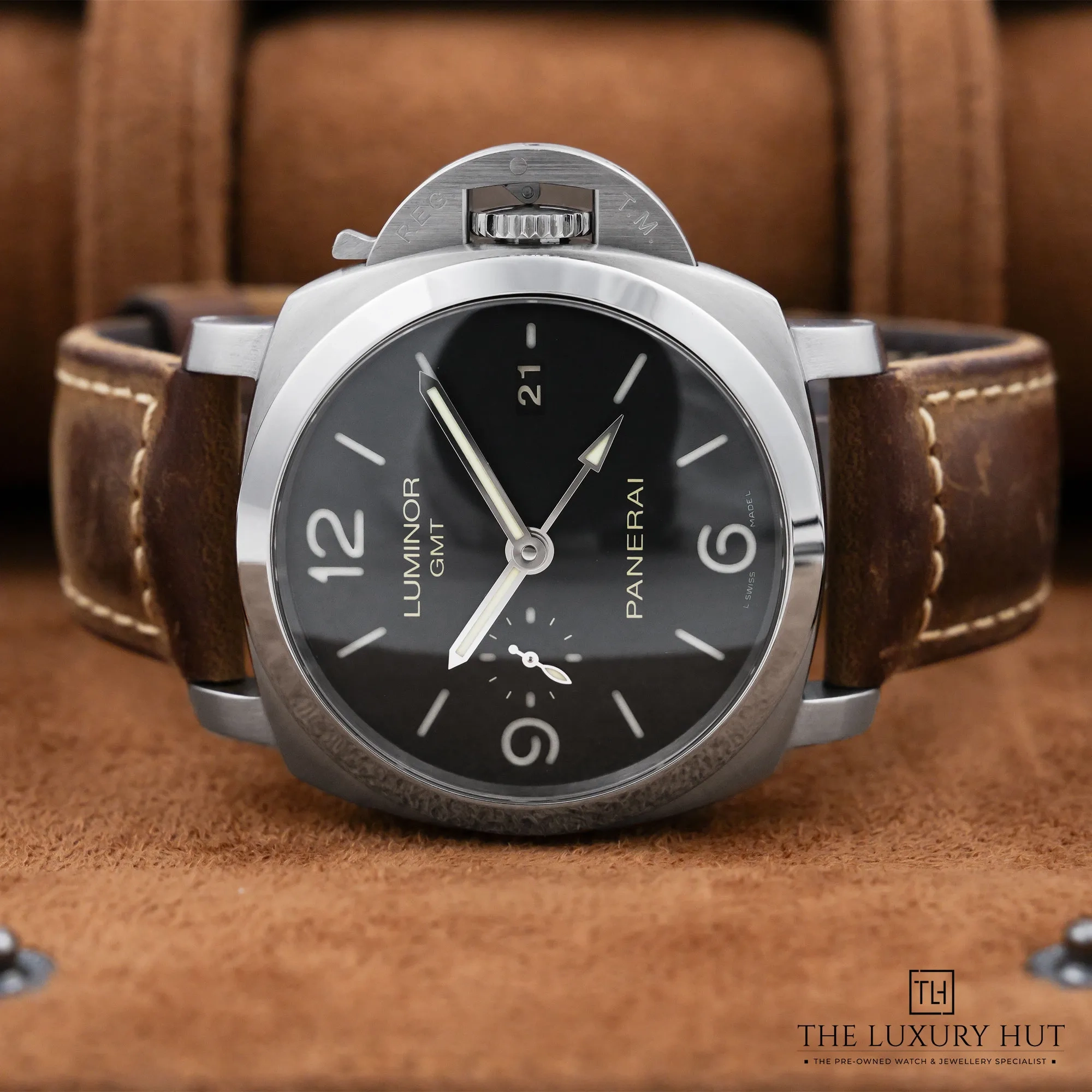 2026/09/003769ca-c037-4793-97d8-00805168584dPanerai_Luminor_GMT_Steel_44mm_Black_Dial_53375-c.jpg.webp