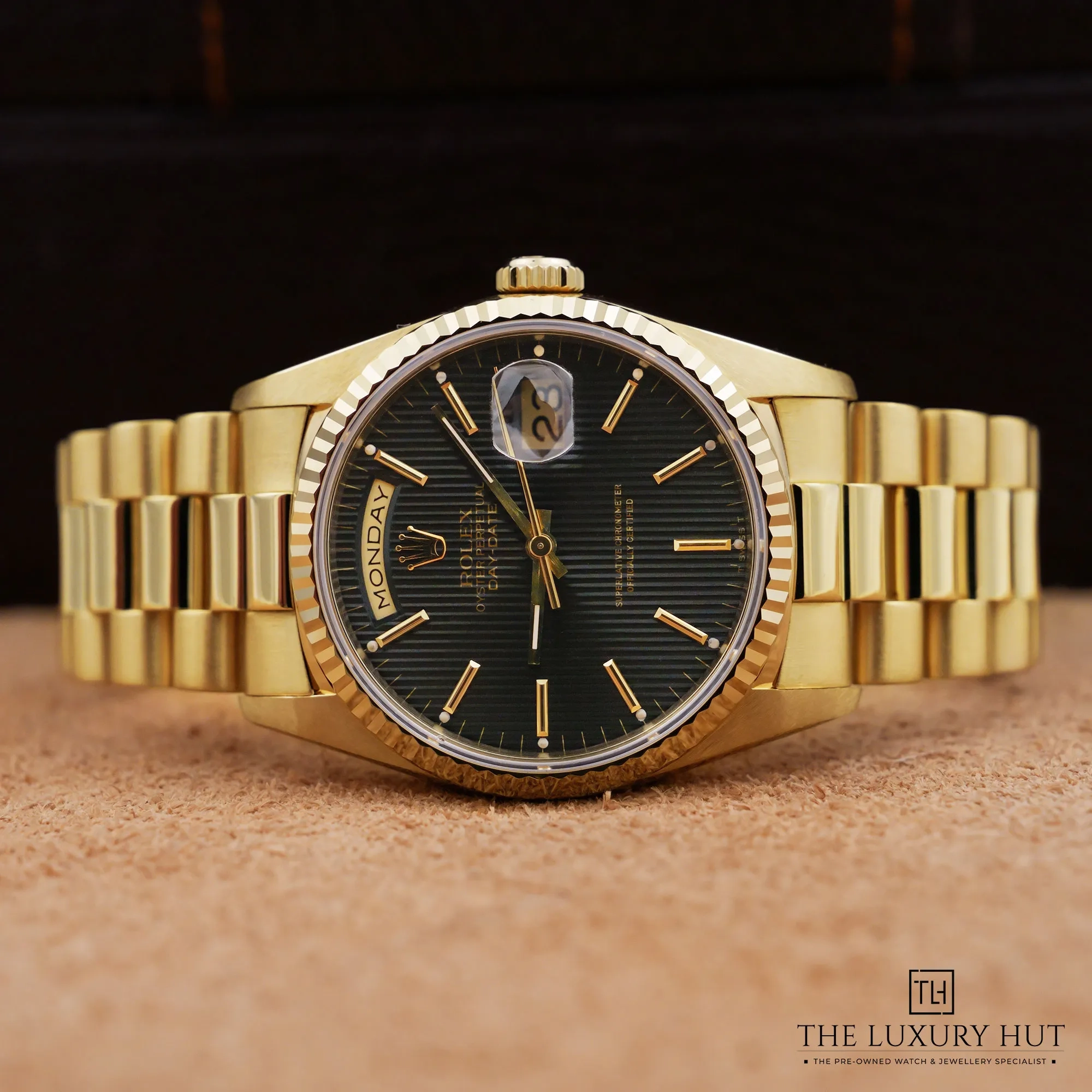 2026/09/0f4dbae0-cb63-4f6e-a7d6-c3a44685549dRolex_Day-Date_36_Yellow_Gold_Black_Tapestry_LB1021-c.jpg.webp