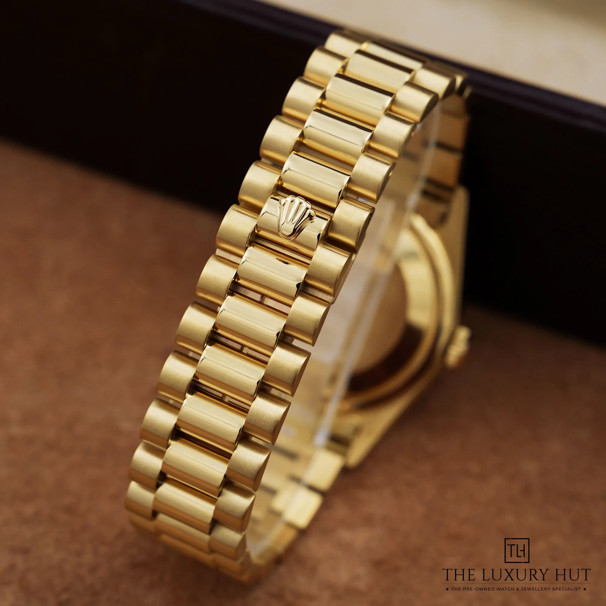 2026/09/0f529ef5-b6db-48ef-976b-6e03c9abb401Rolex_Day-Date_36_Yellow_Gold_Black_Tapestry_LB1021-e.jpg.webp