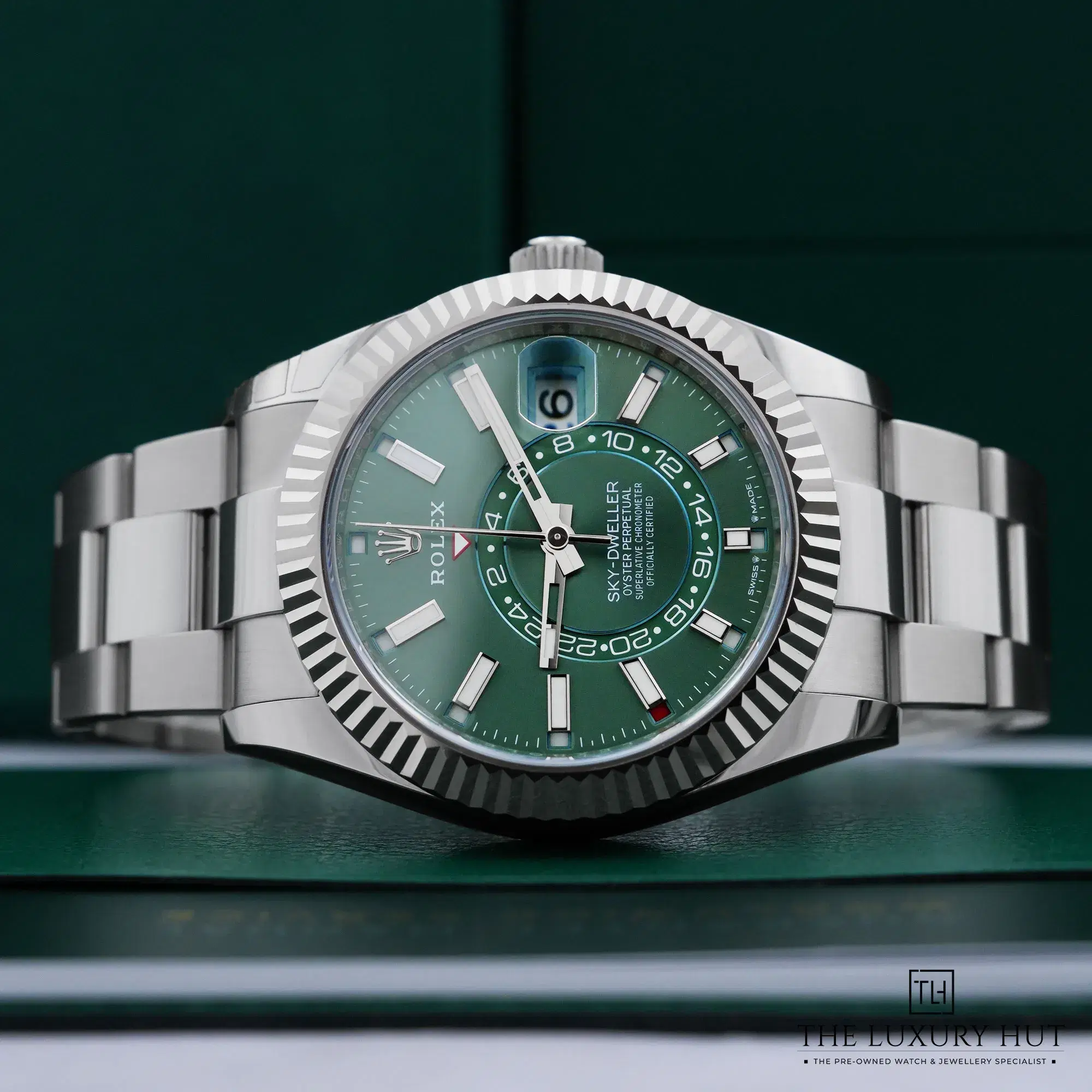 2026/09/20b91f36-f35e-4056-9978-2c5cb2977772Rolex_Sky-Dweller_42mm_Green_53426-c.jpg.webp